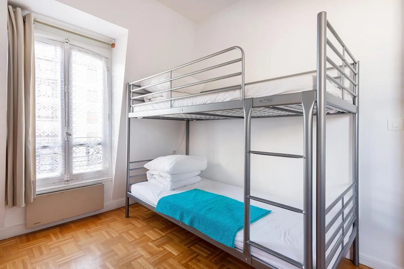 bunk bed in Cameleon Paris Guesthouse