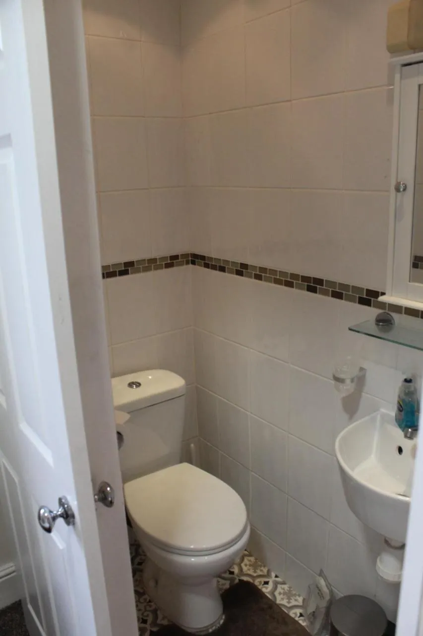 Toilet in Oakwell Guest House