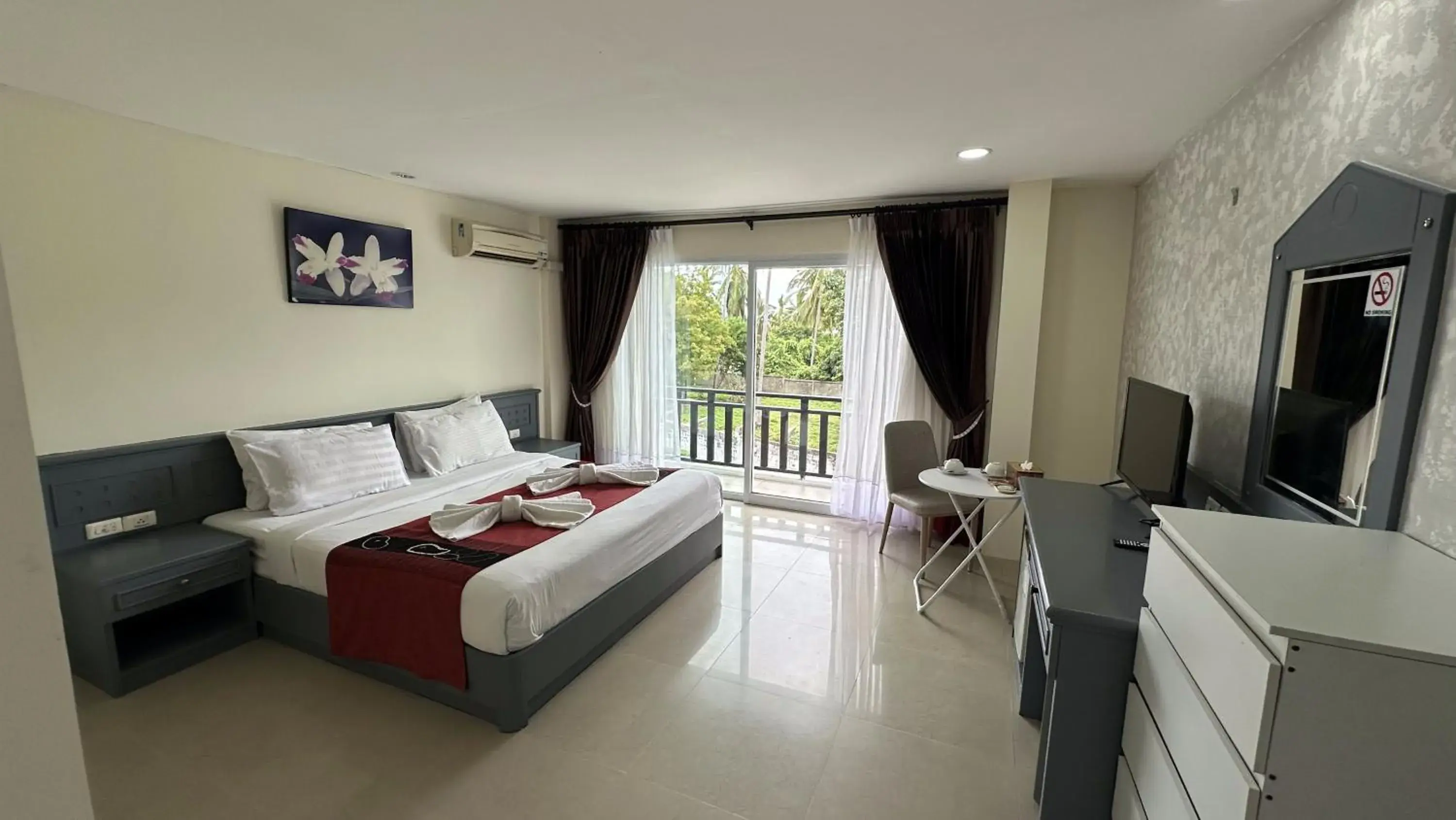 Bed in MM Hill Koh Samui Hotel - SHA Certified Bed in MM Hill Koh Samui Hotel - SHA Certified