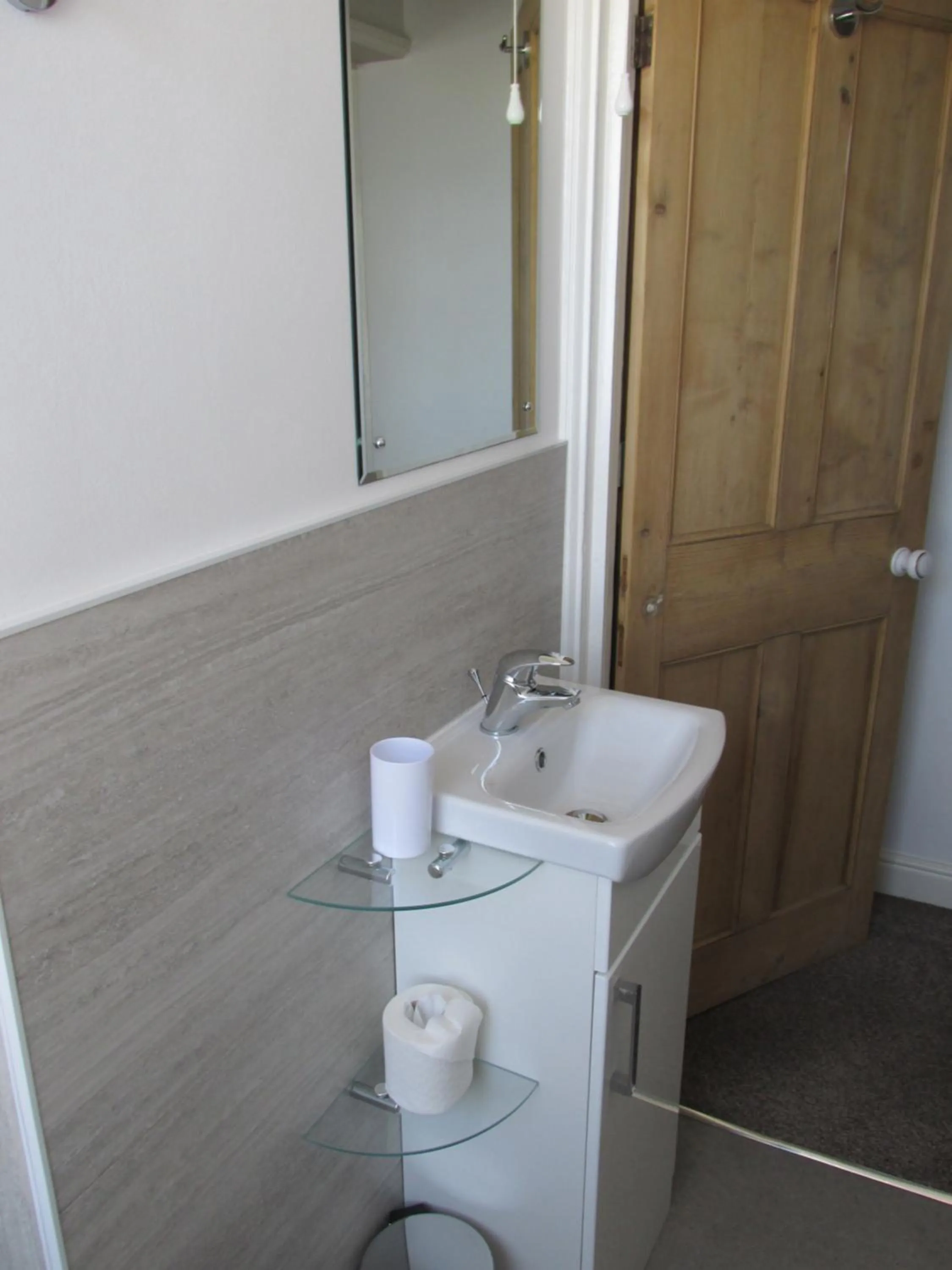 Bathroom in No 3