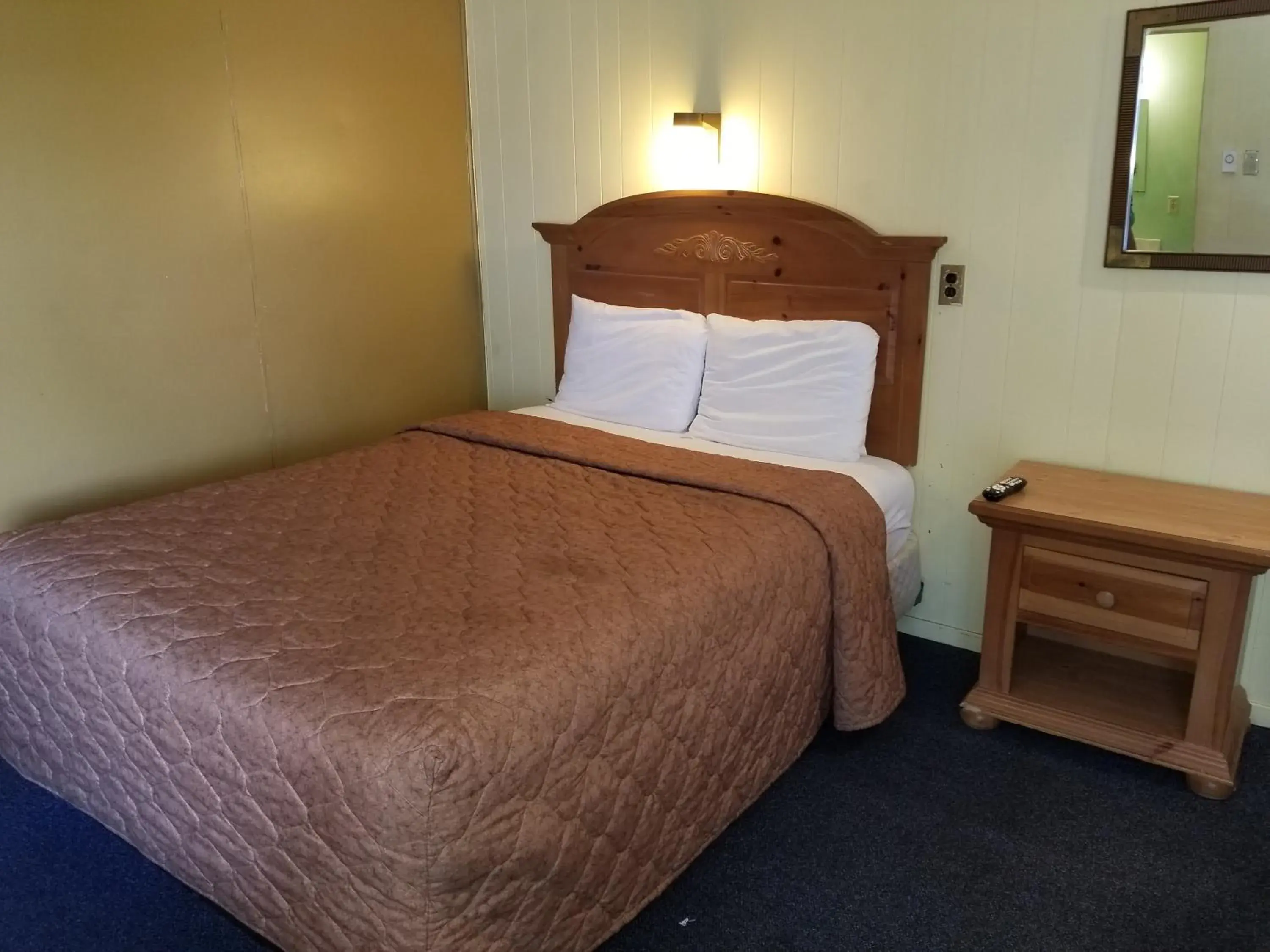 Bed in Rodeway Inn La Crosse Bed in Rodeway Inn La Crosse