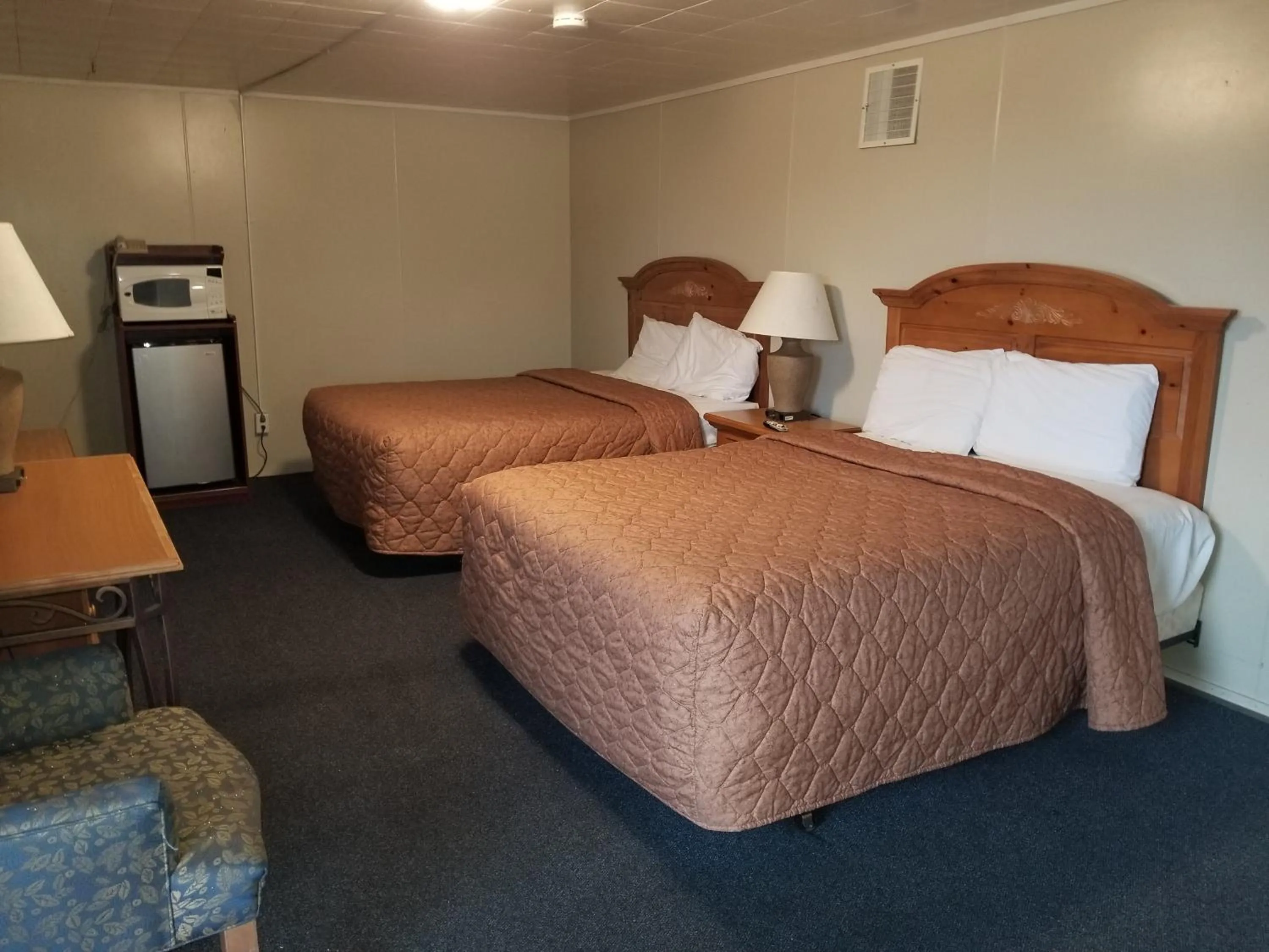Bedroom, Bed in Rodeway Inn La Crosse