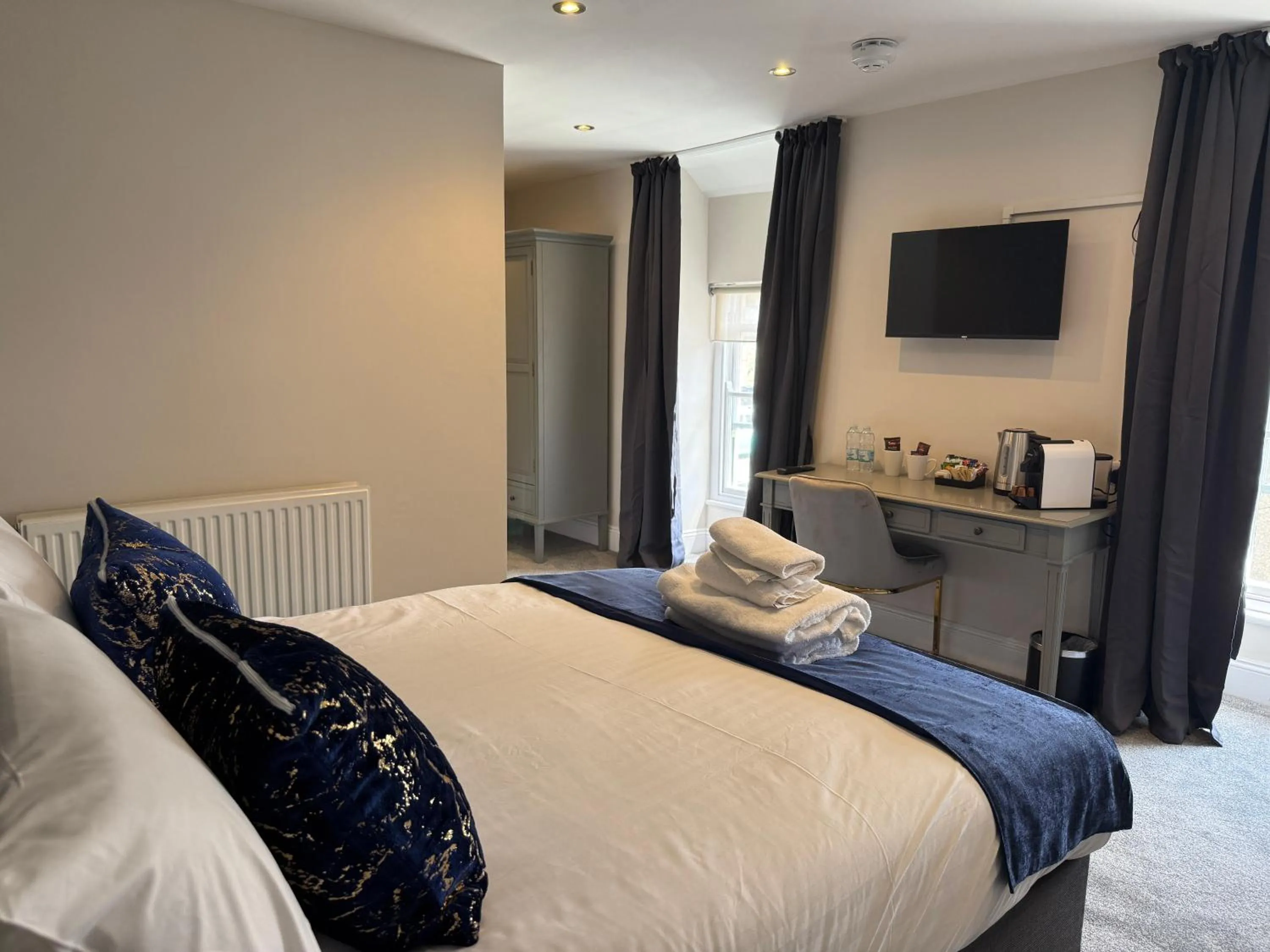 Bedroom, Bed in The Golden Fleece Inn