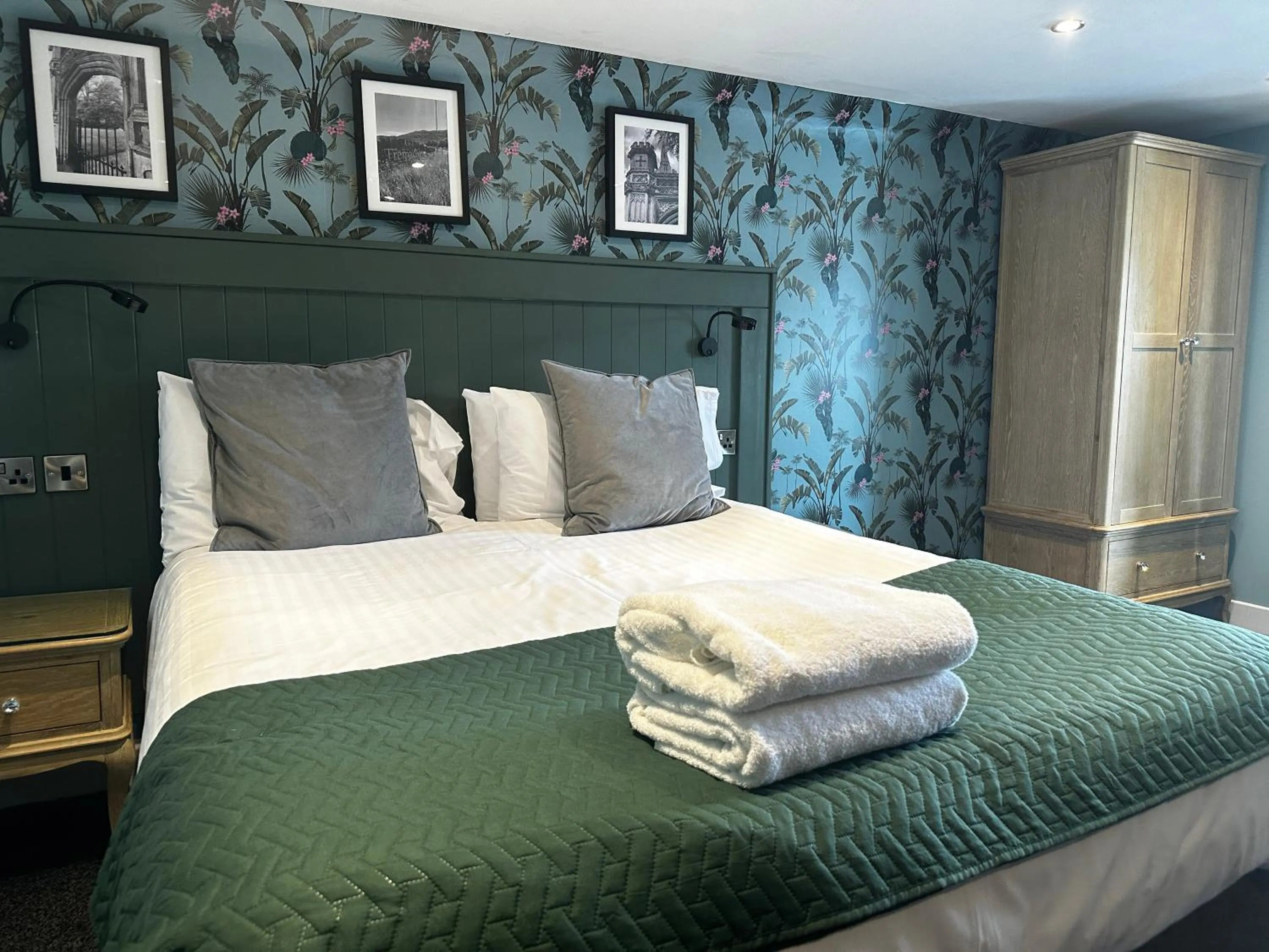 Bed in The Golden Fleece Inn