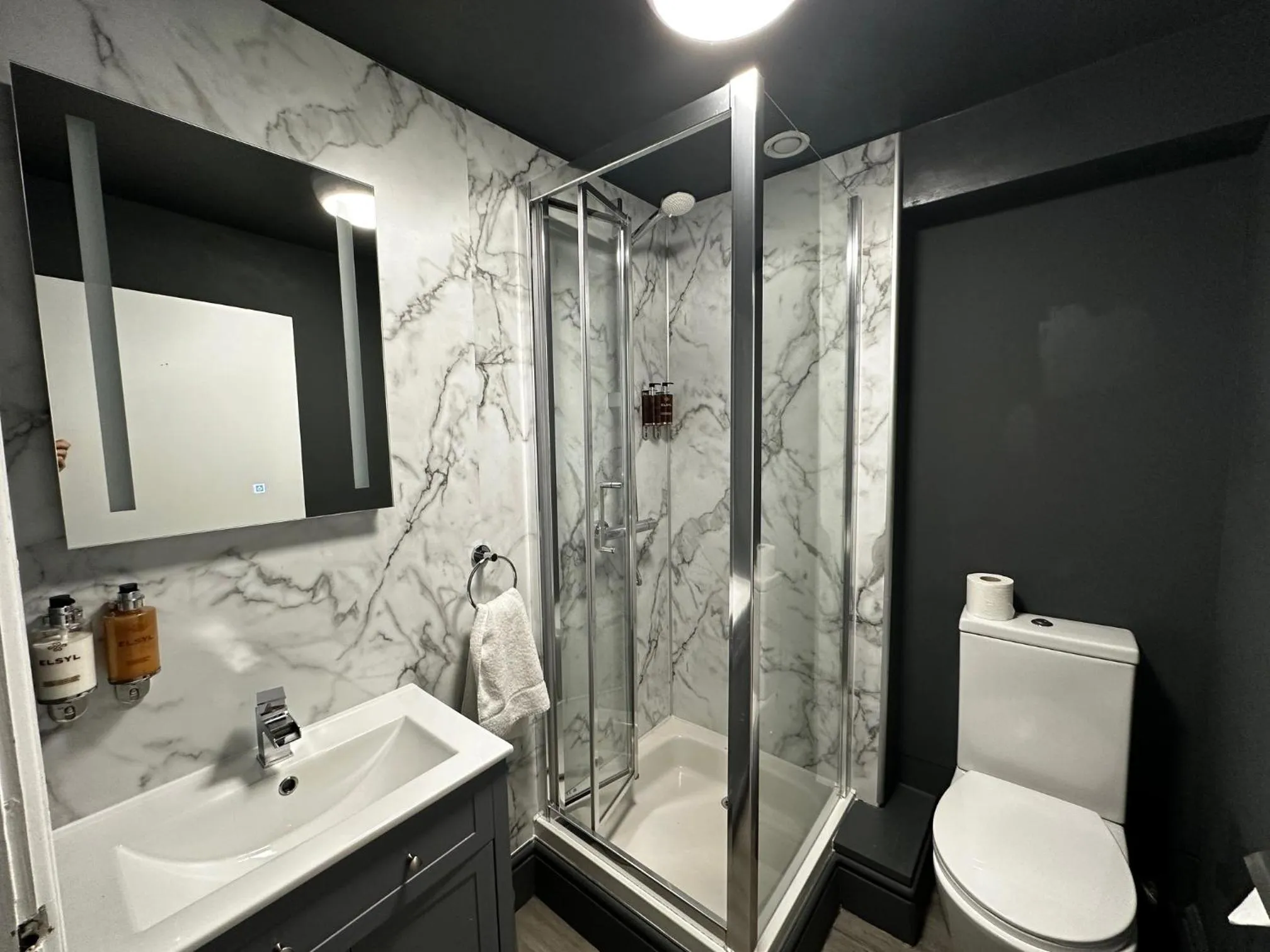 Shower in The Golden Fleece Inn