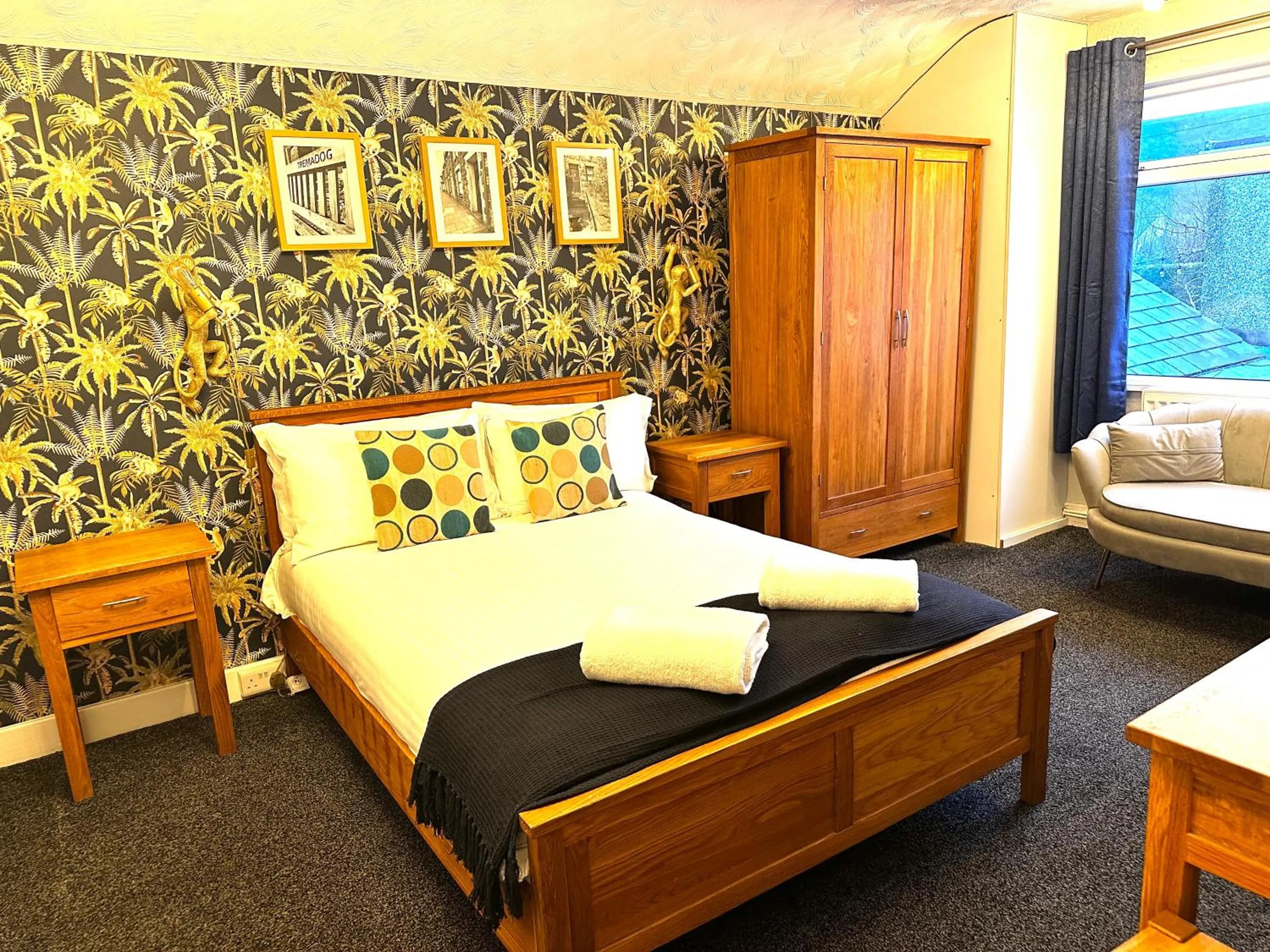 Bed in The Golden Fleece Inn