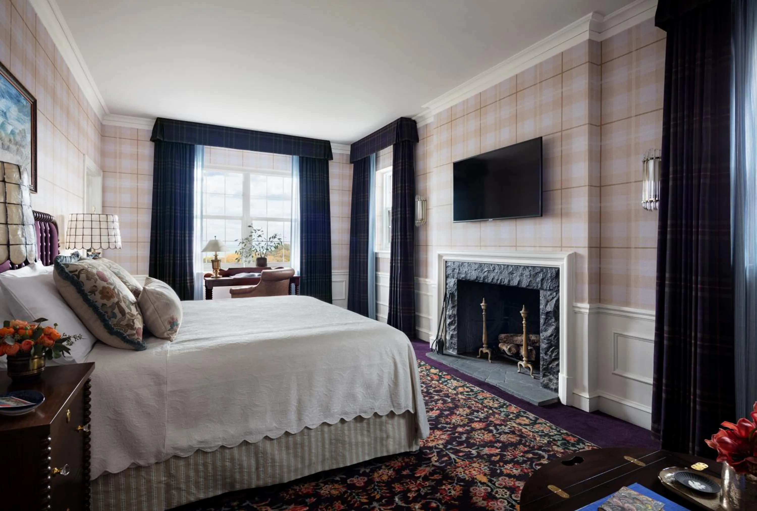 Photo of the whole room, Bed in Graduate by Hilton Evanston