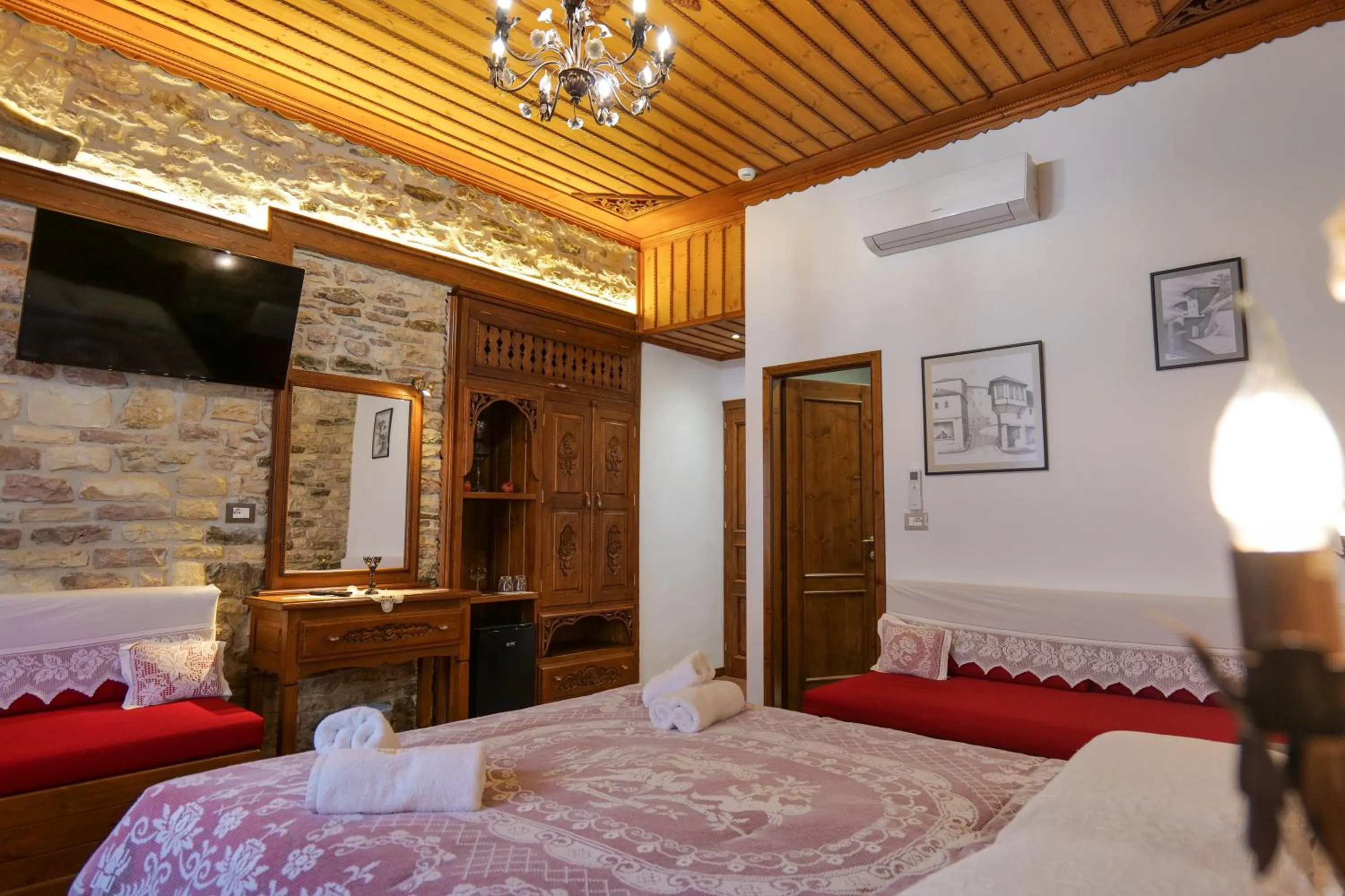 TV and multimedia in Hotel Bineri