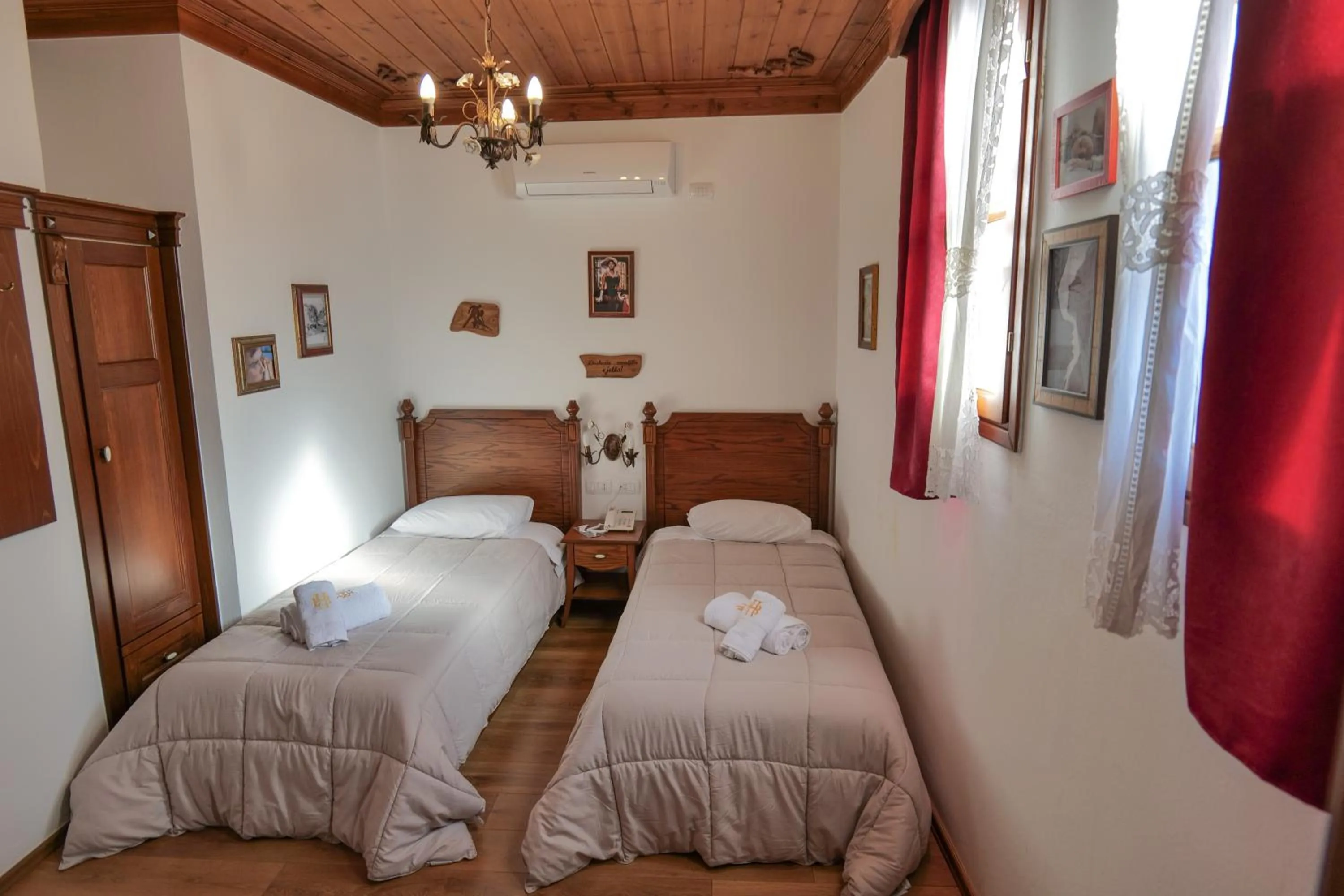 Photo of the whole room in Hotel Bineri