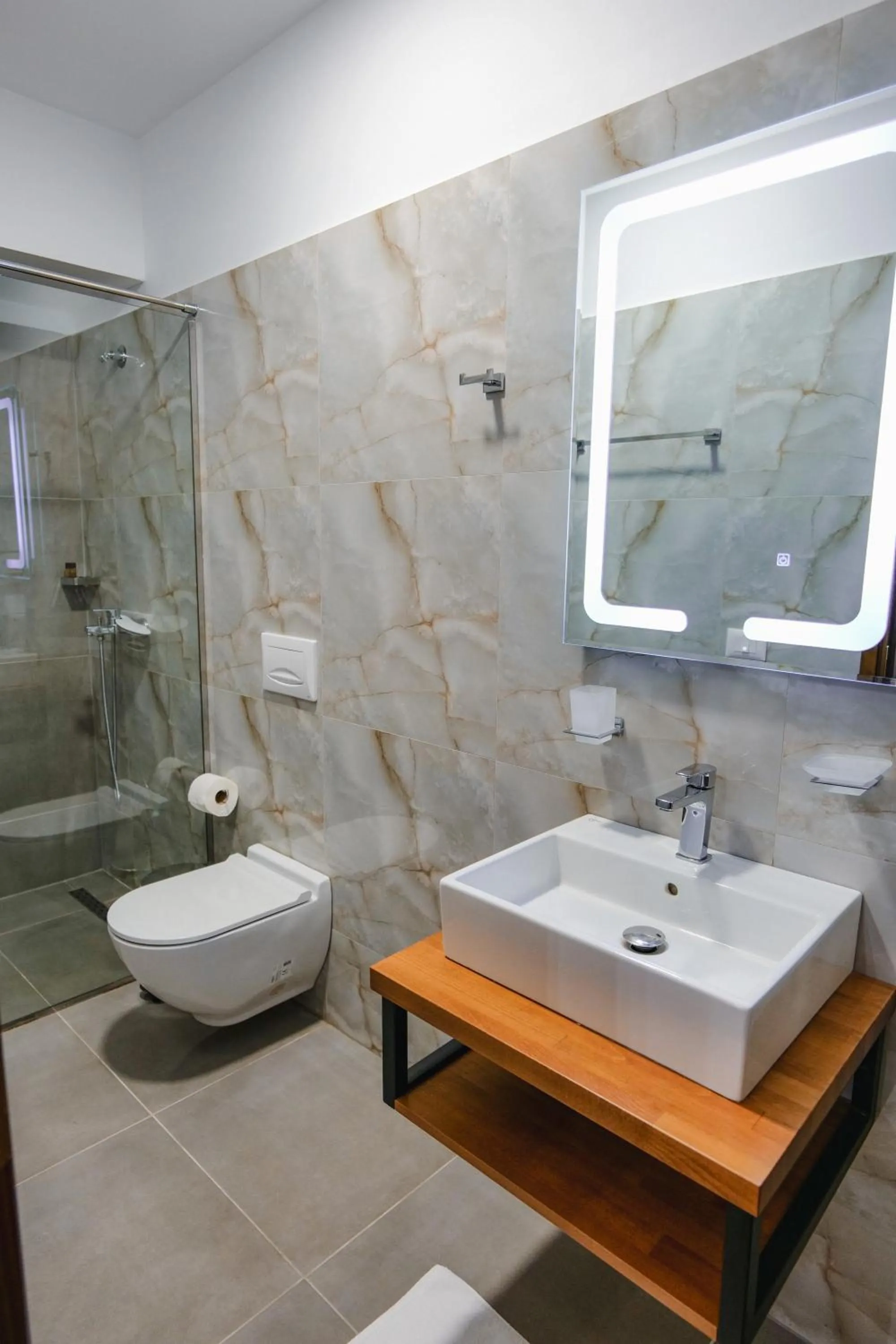 Shower in Hotel Bineri