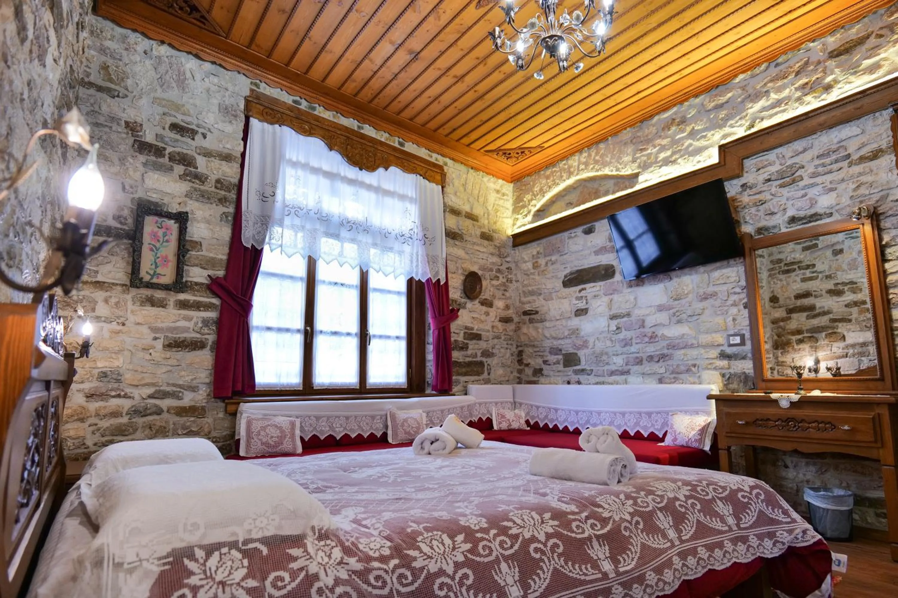 TV and multimedia in Hotel Bineri