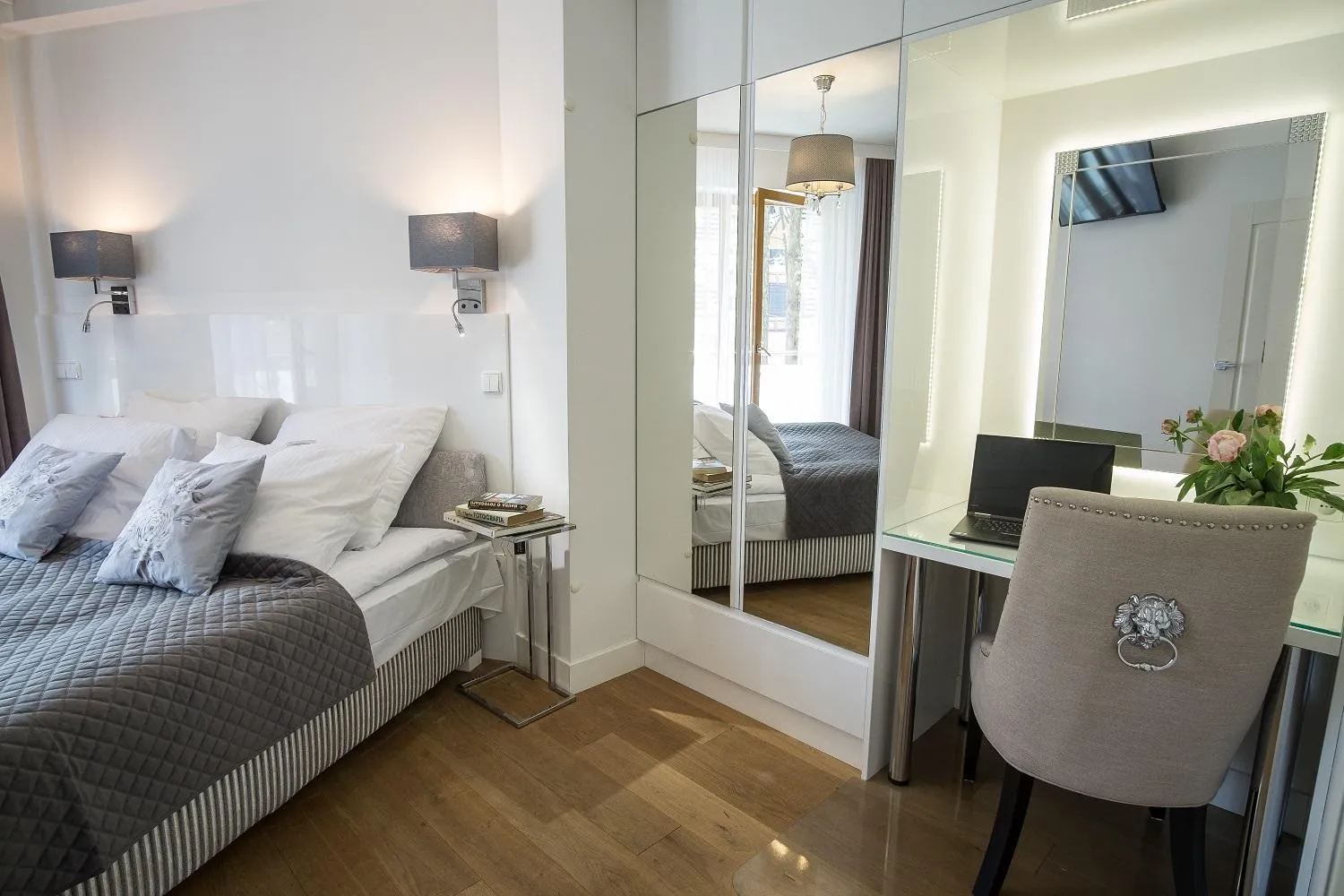 Seating area, Bed in Apart-Center Sienkiewicza