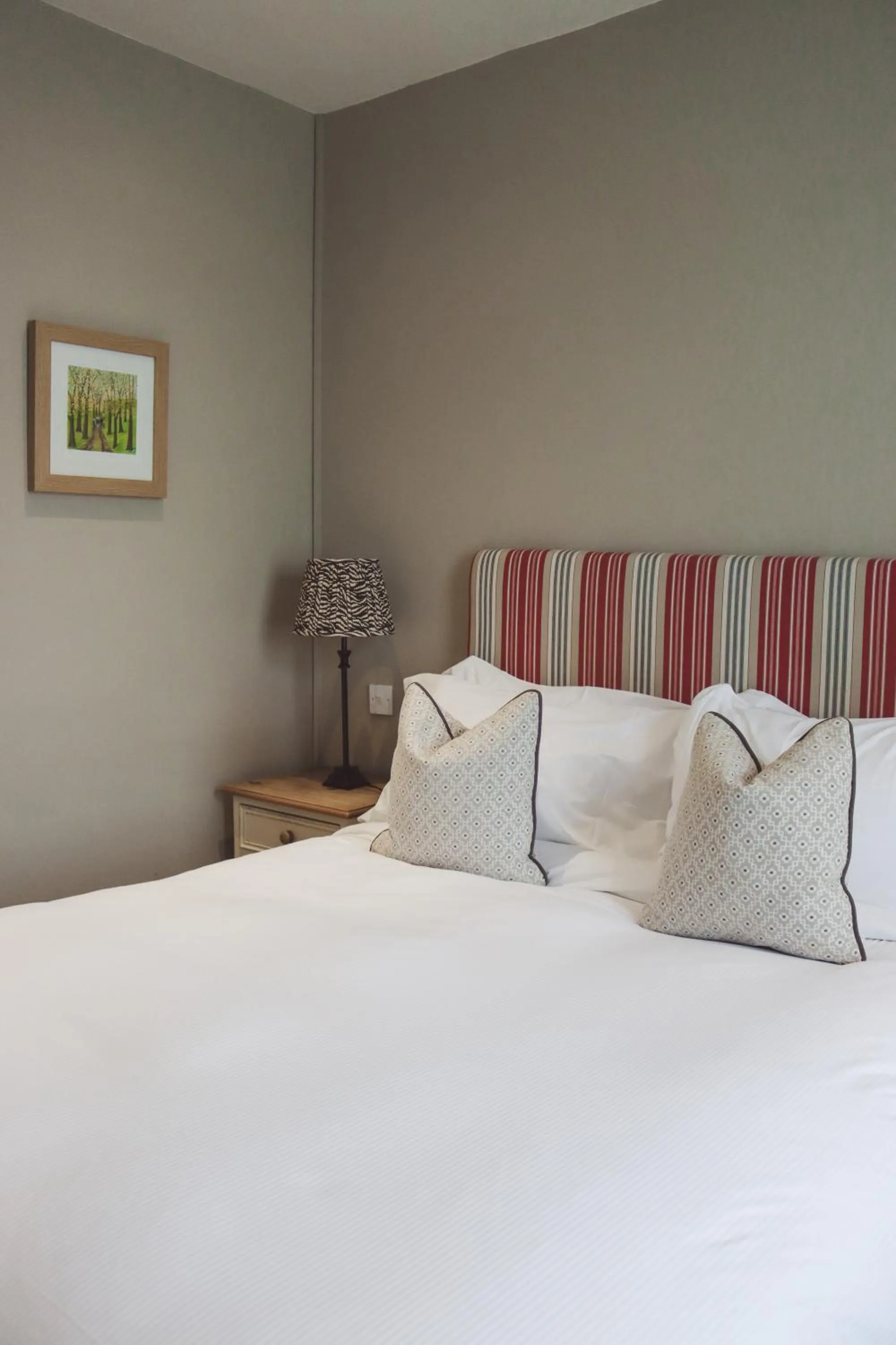 Bed in Longlands Inn & Cottages