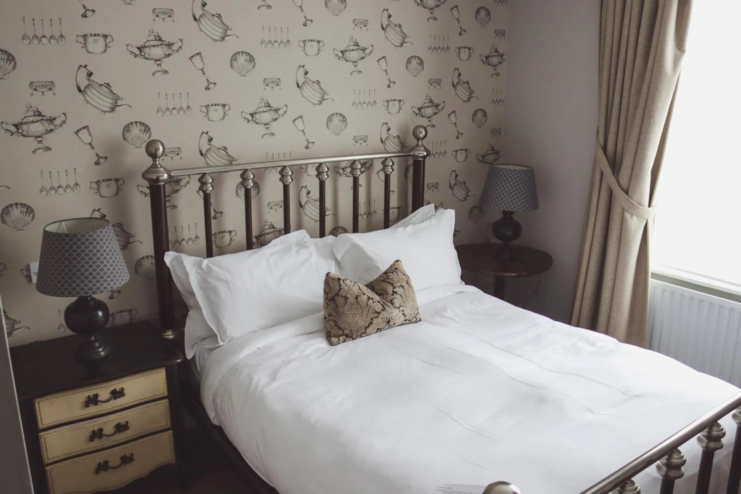 Bed in Longlands Inn & Cottages