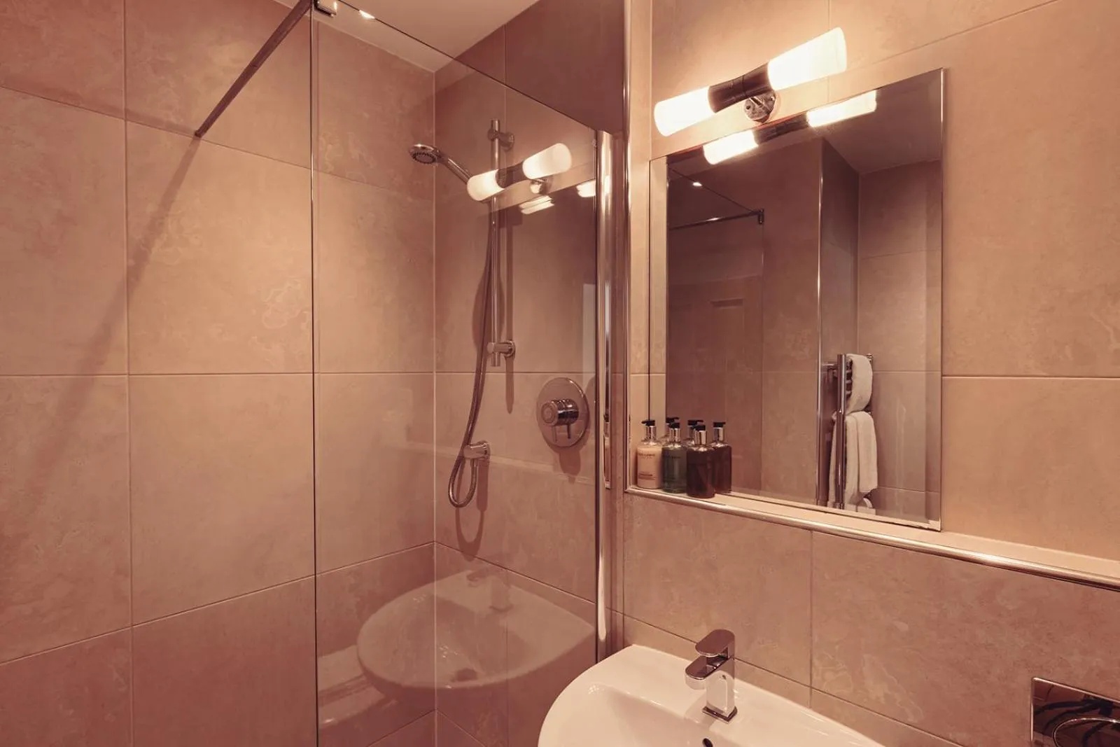 Longlands Inn & Cottages