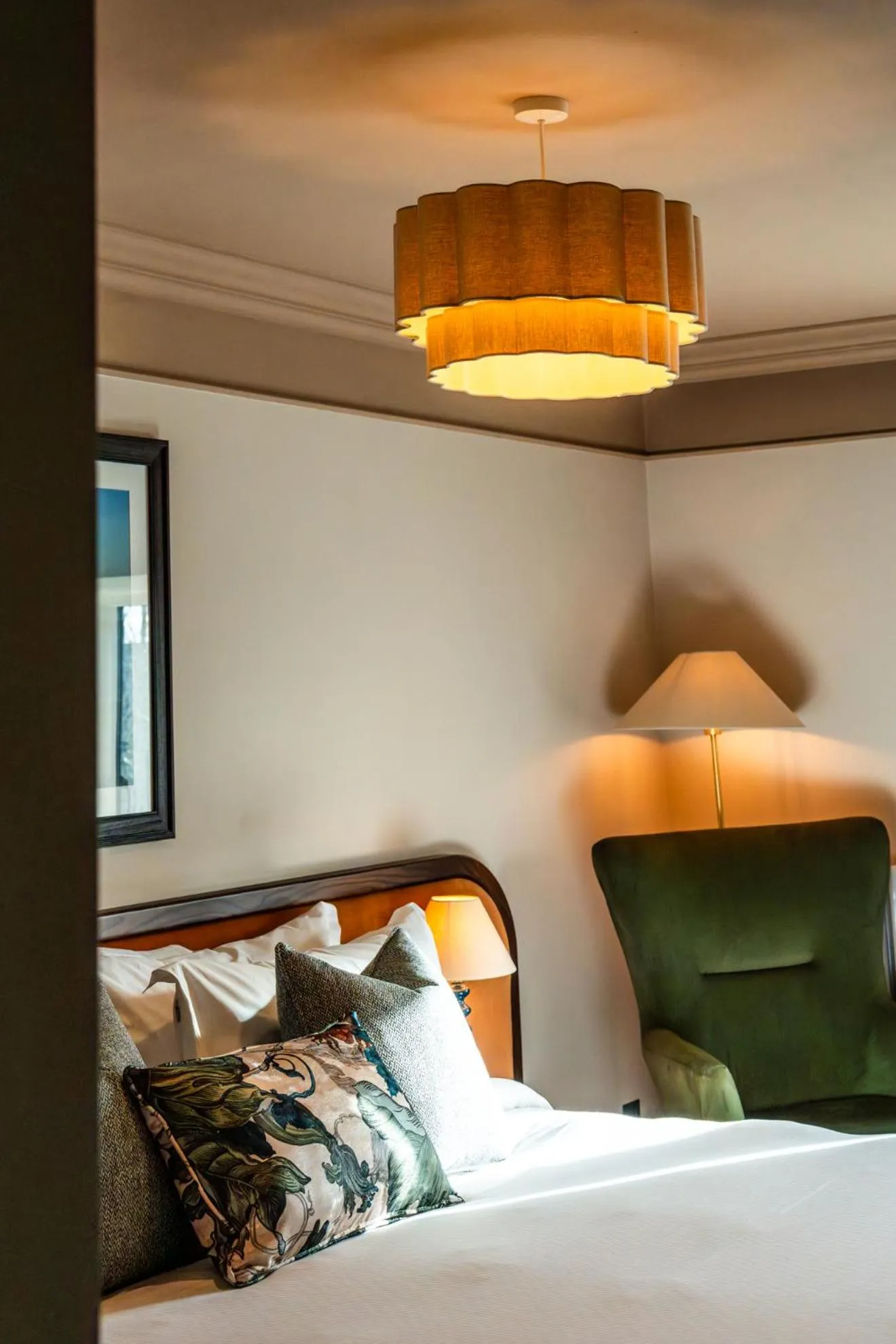 Bed in Longlands Inn & Cottages