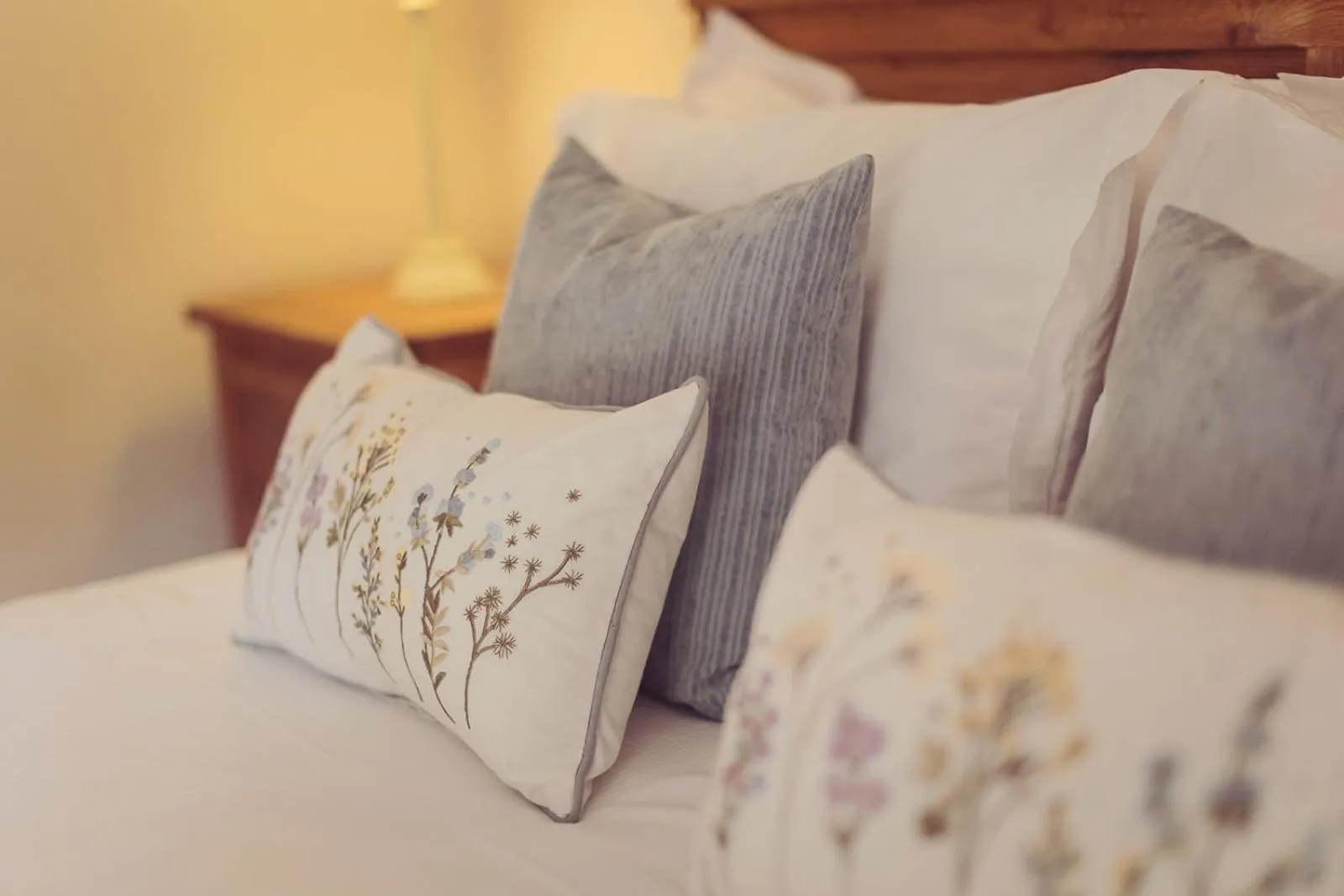 Bed in Longlands Inn & Cottages