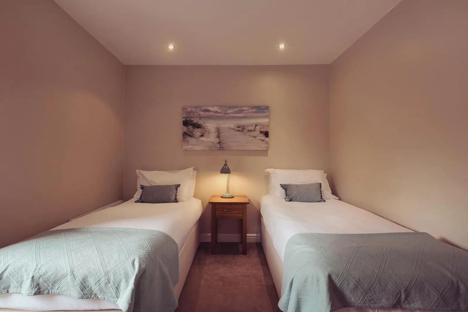 Bed in Longlands Inn & Cottages