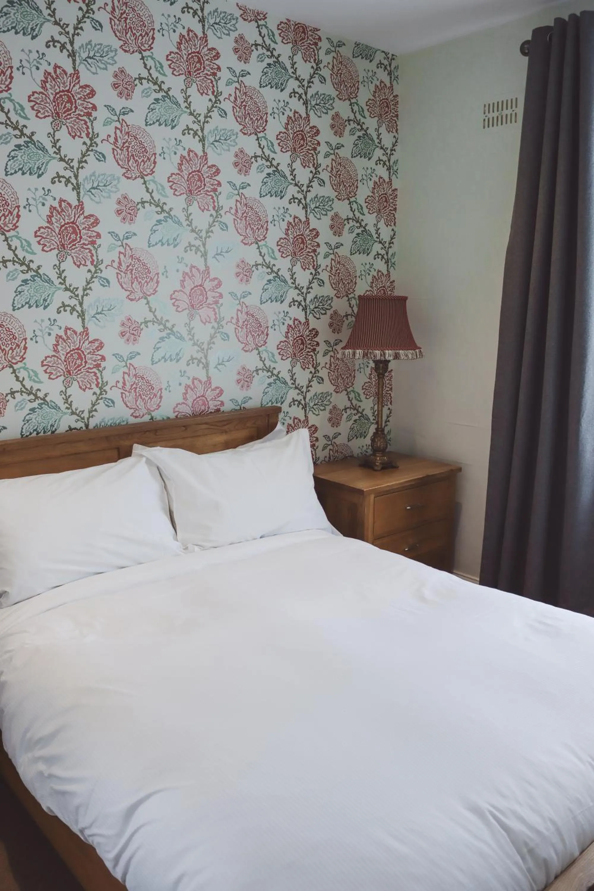 Bed in Longlands Inn & Cottages