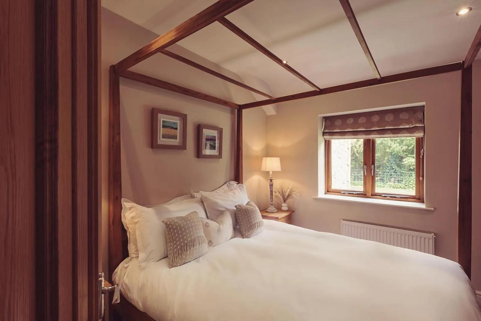 Bed in Longlands Inn & Cottages