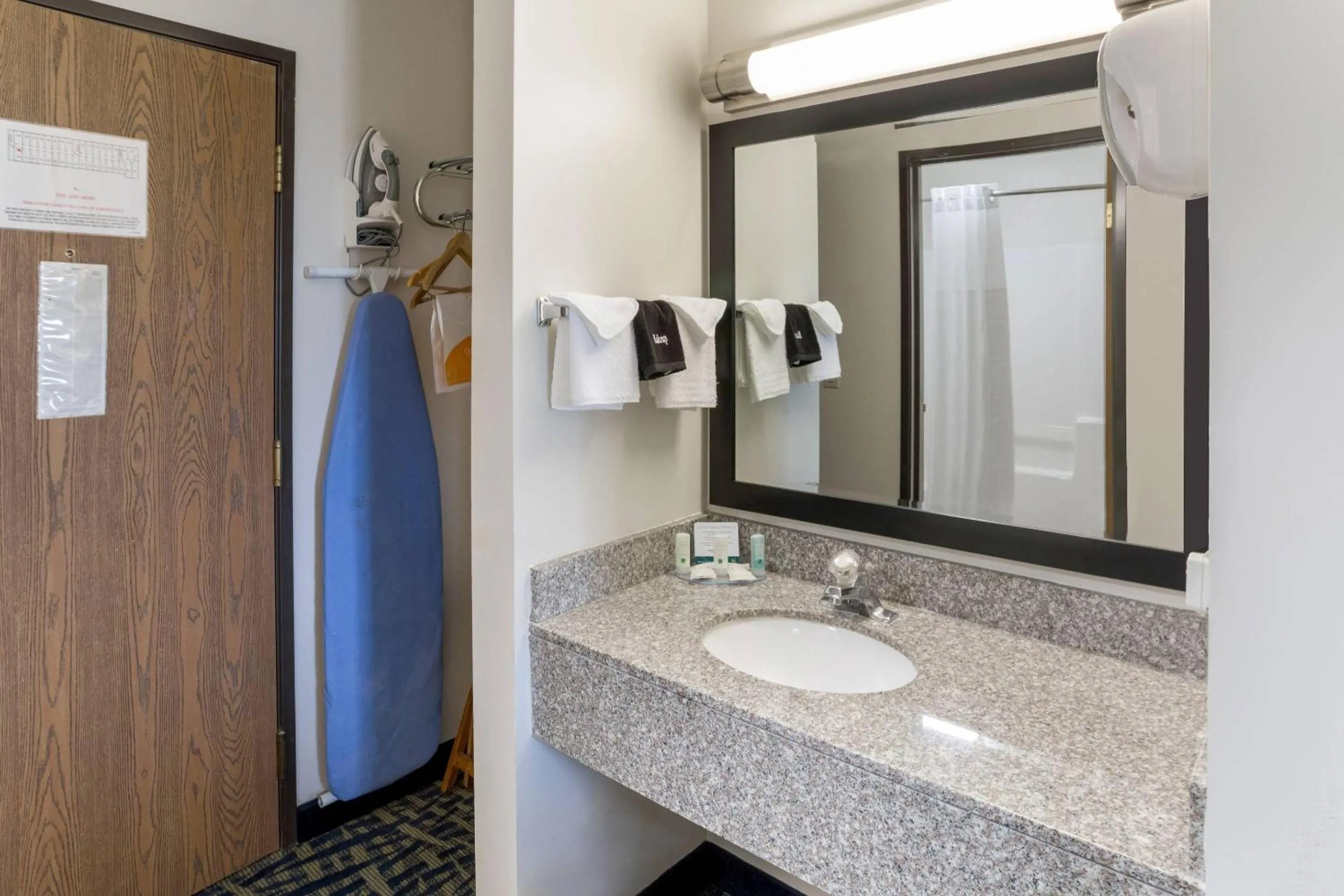 Bedroom in Quality Inn Rochelle