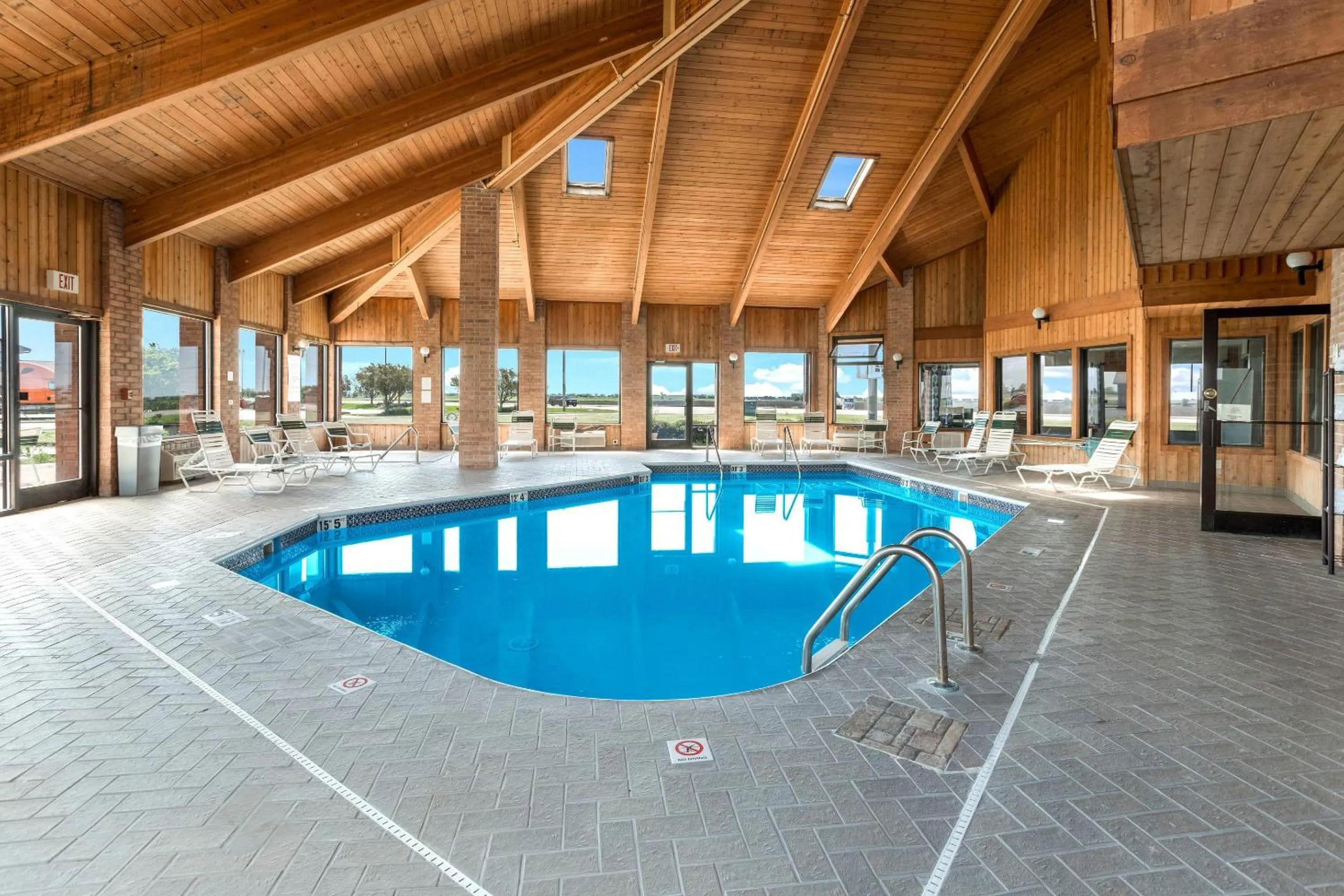 Swimming pool in Quality Inn Rochelle