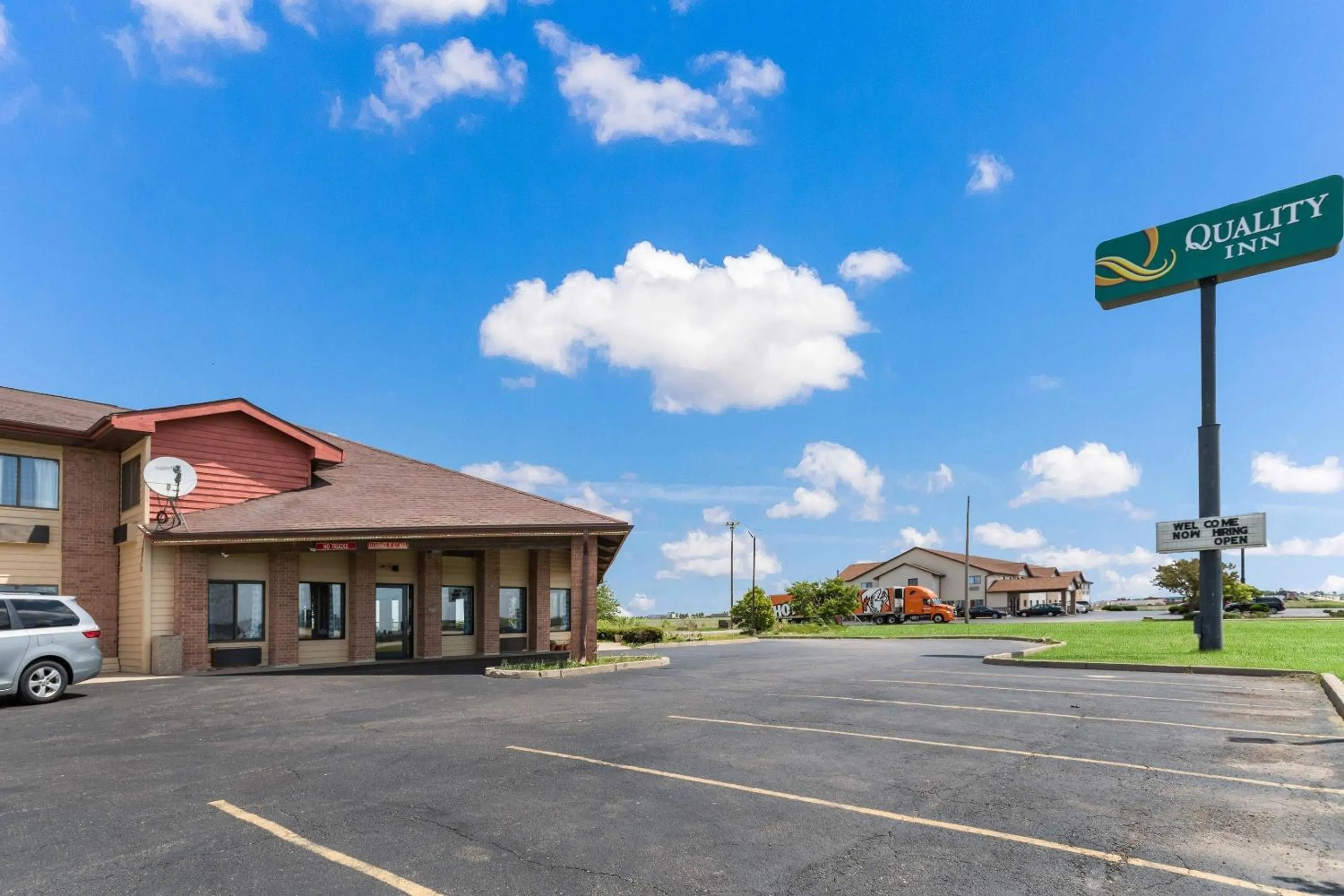 Property building in Quality Inn Rochelle