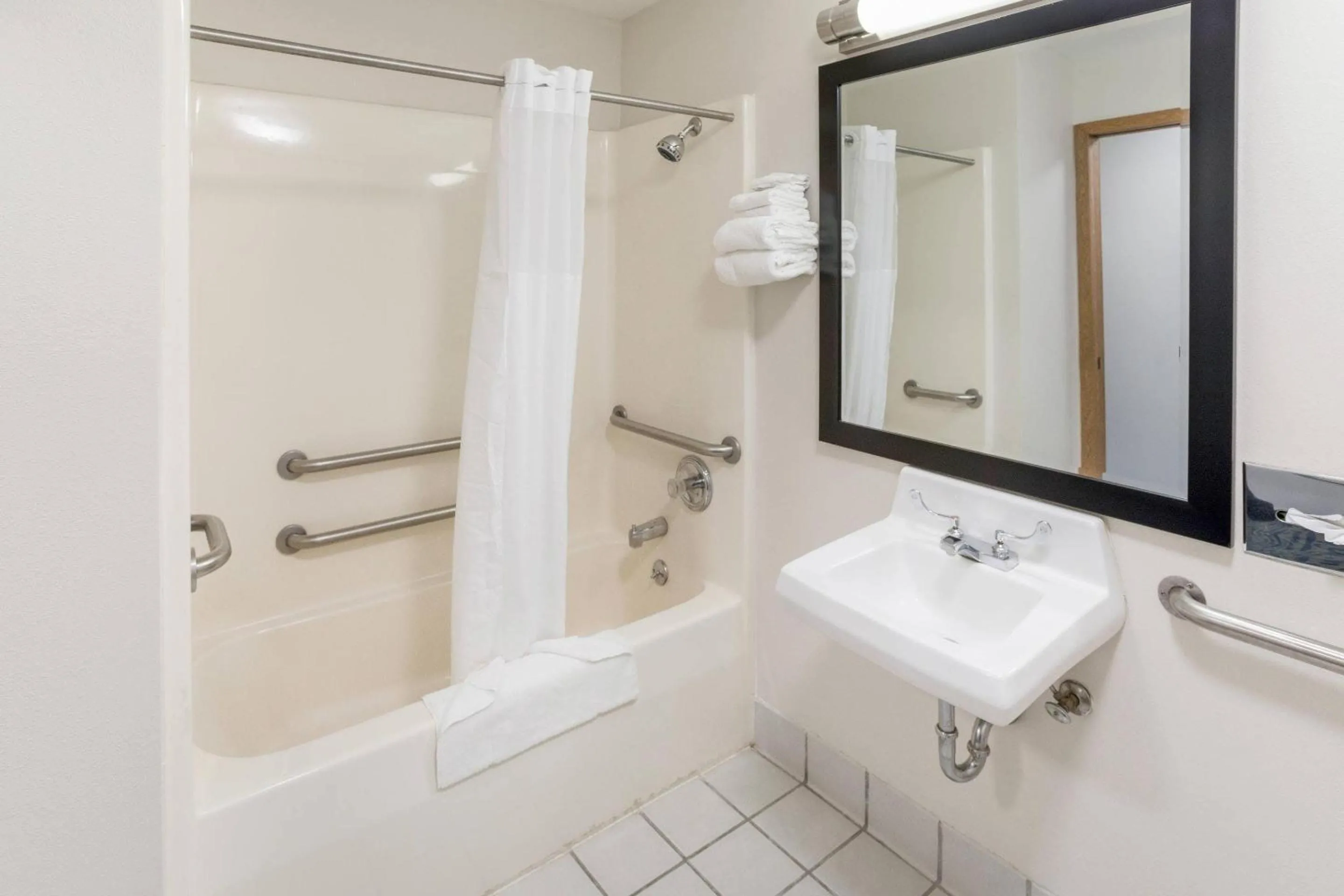 Bedroom in Quality Inn Rochelle