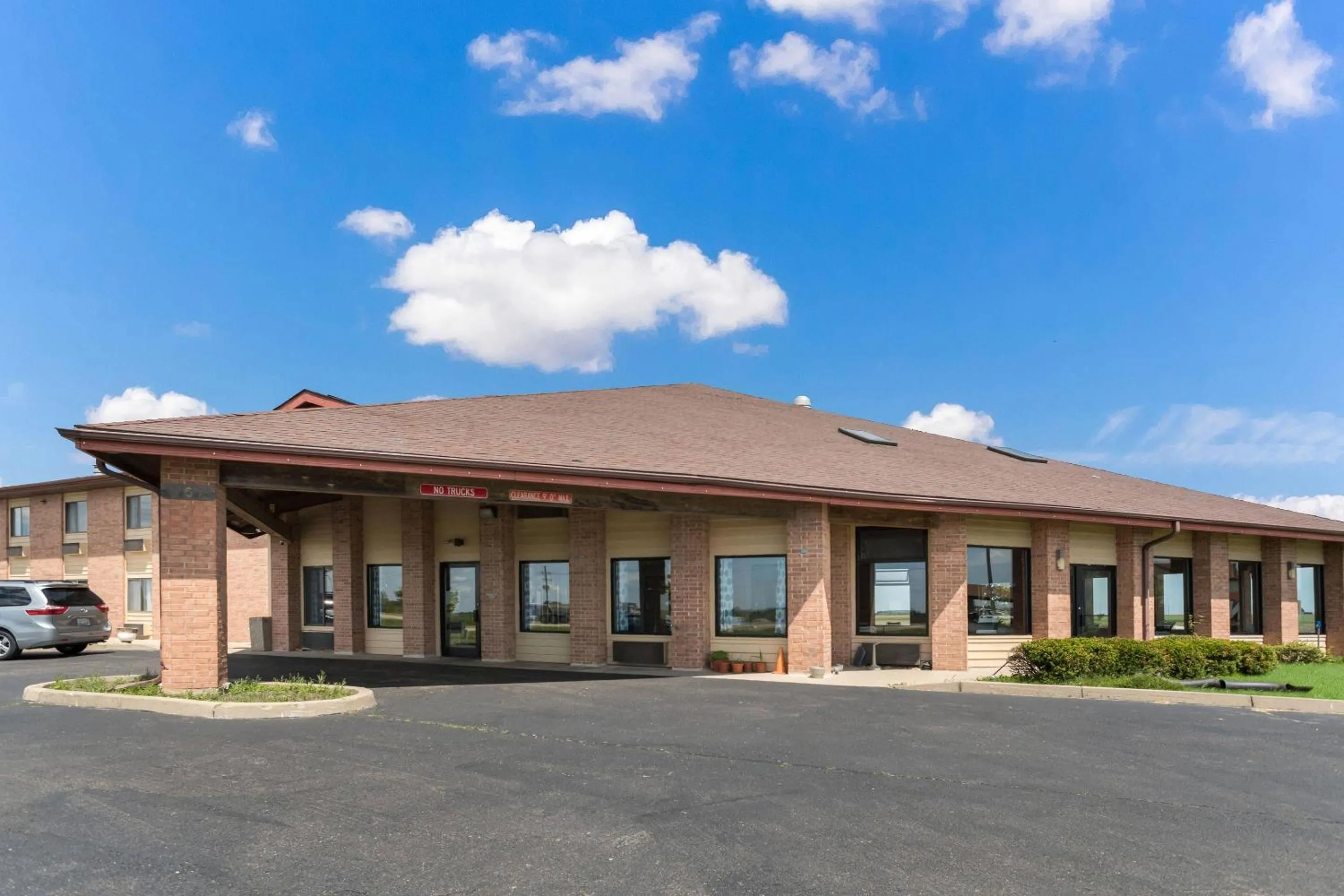 Property building in Quality Inn Rochelle