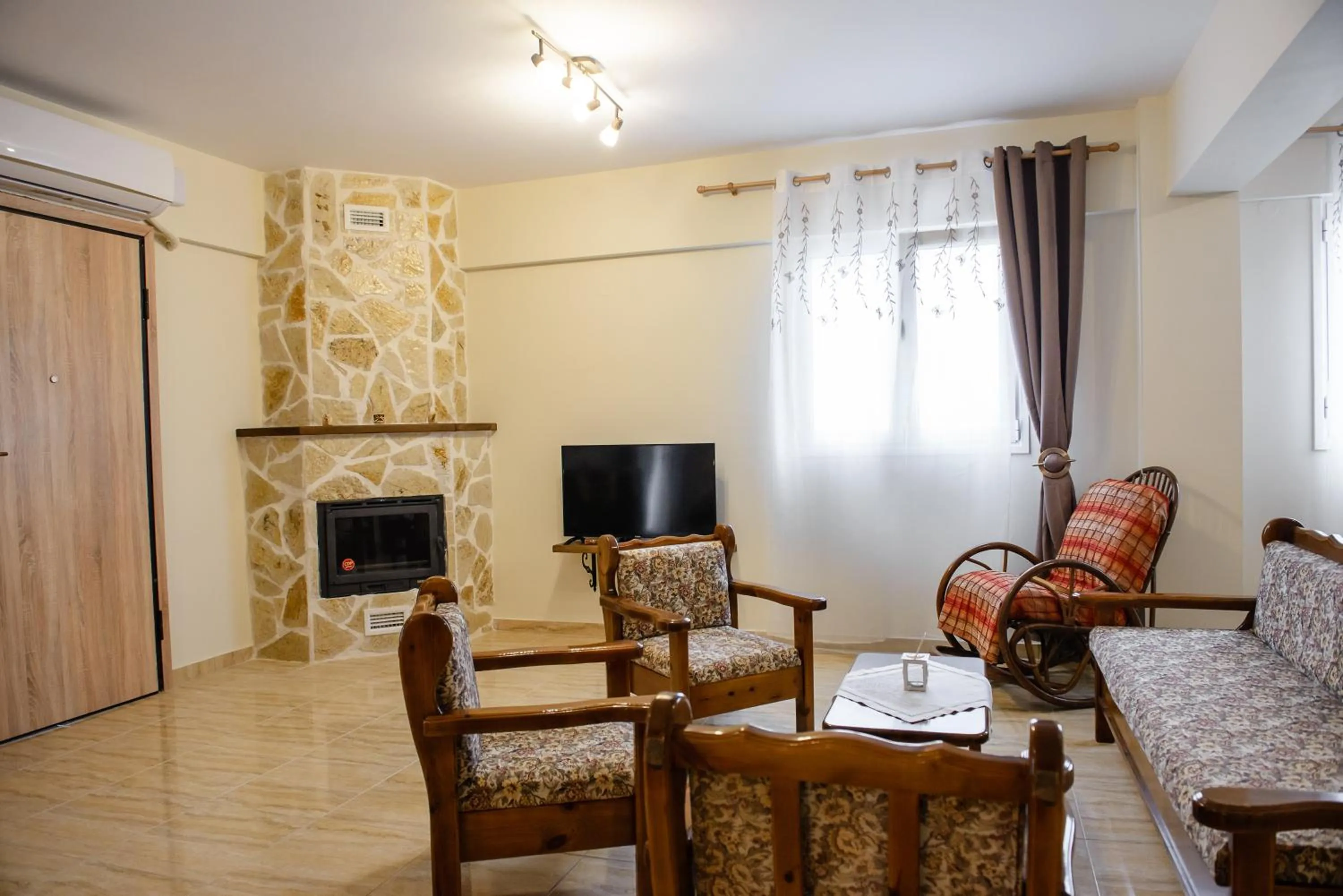 Photo of the whole room in Artemissoula near airport