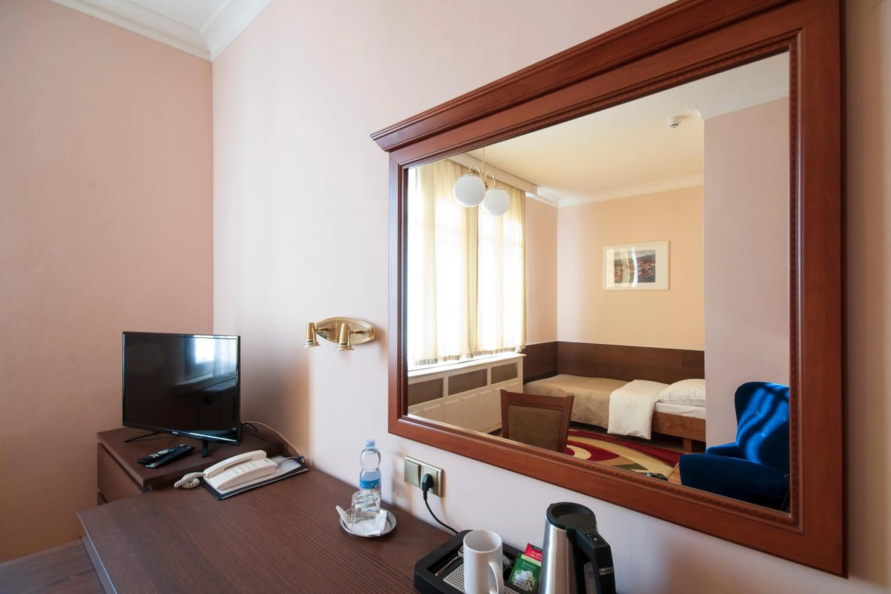 TV and multimedia in Art Deco Hotel Hoffmann