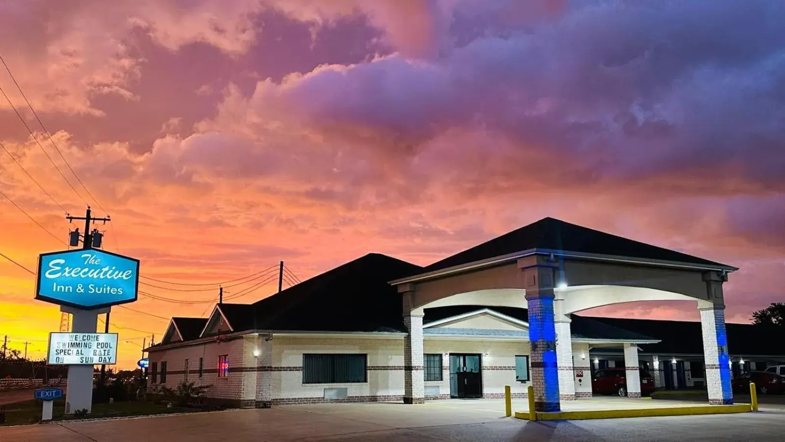 Property building in Executive Inn & Suites West Columbia Property building in Executive Inn & Suites West Columbia