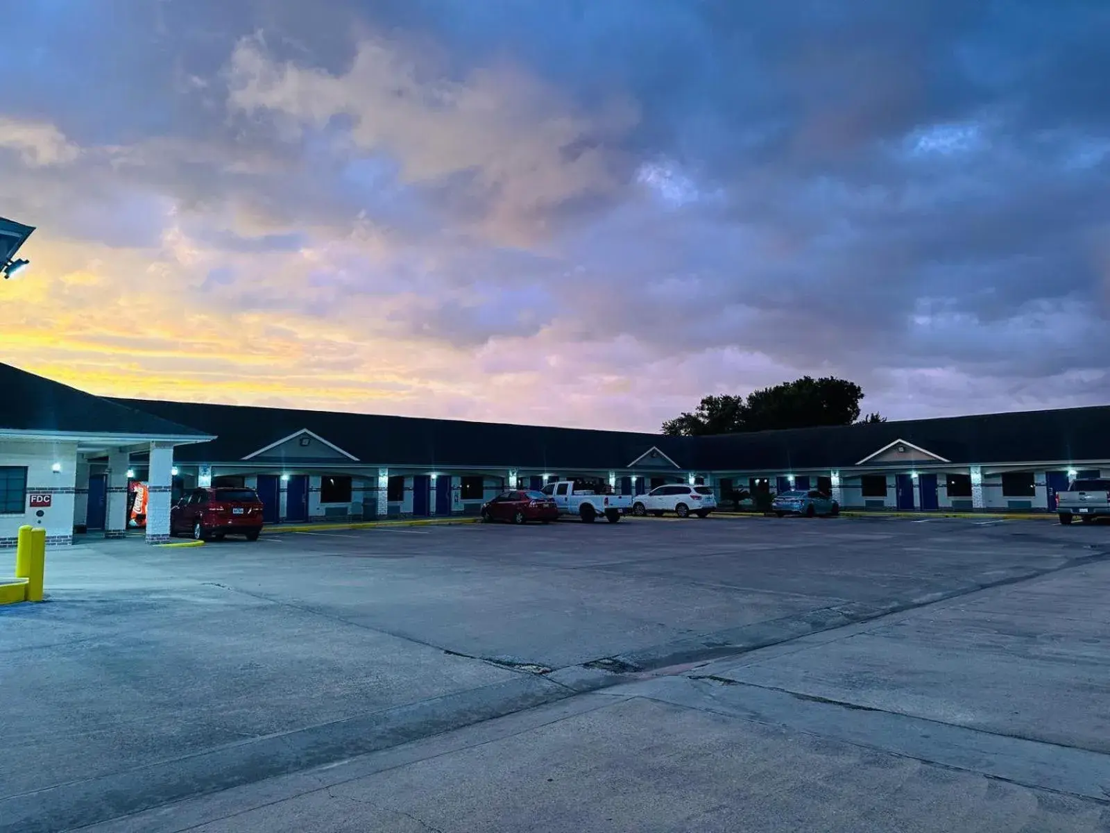 Property building in Executive Inn & Suites West Columbia Property building in Executive Inn & Suites West Columbia