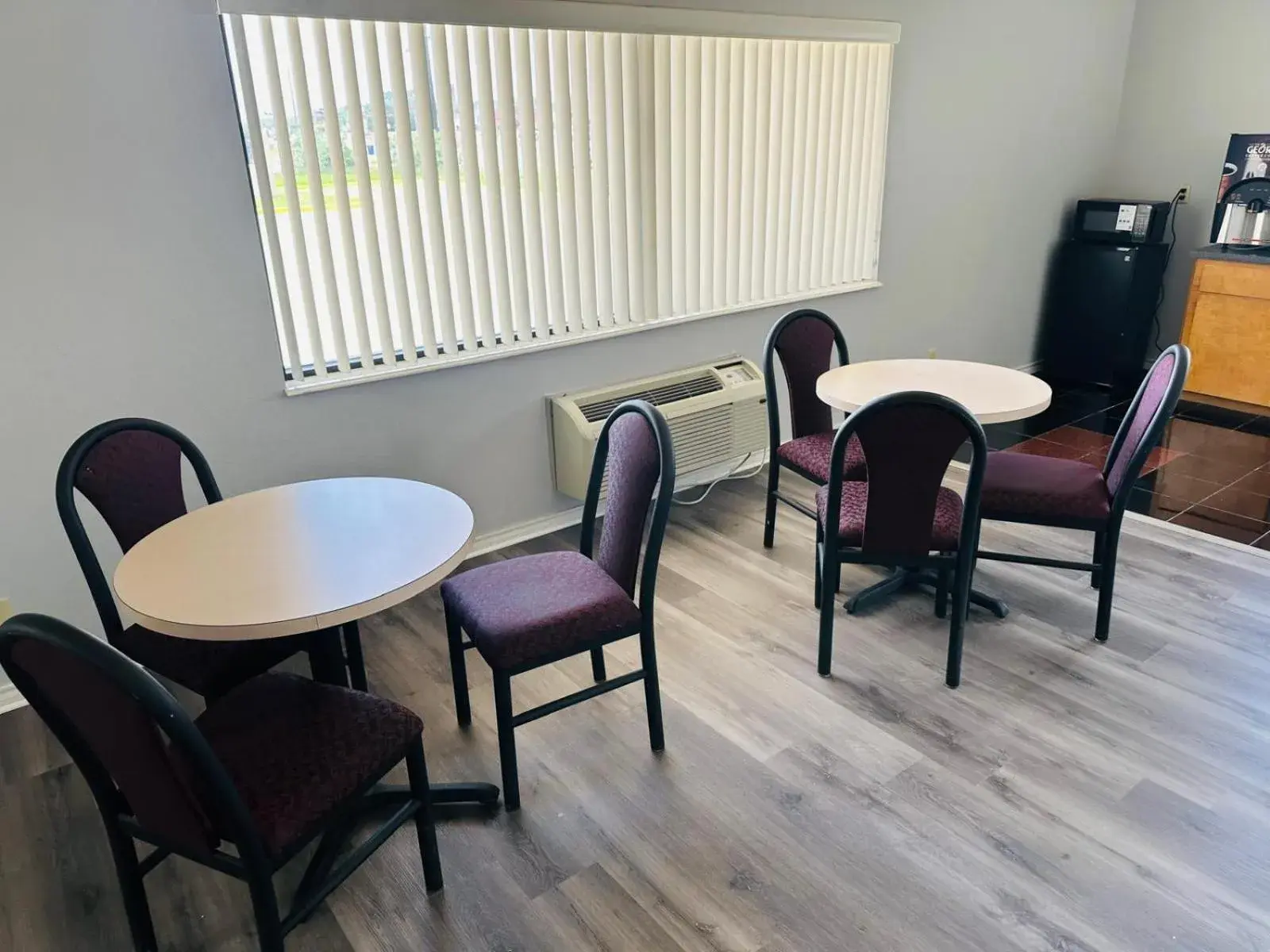 Breakfast in Executive Inn & Suites West Columbia Breakfast in Executive Inn & Suites West Columbia