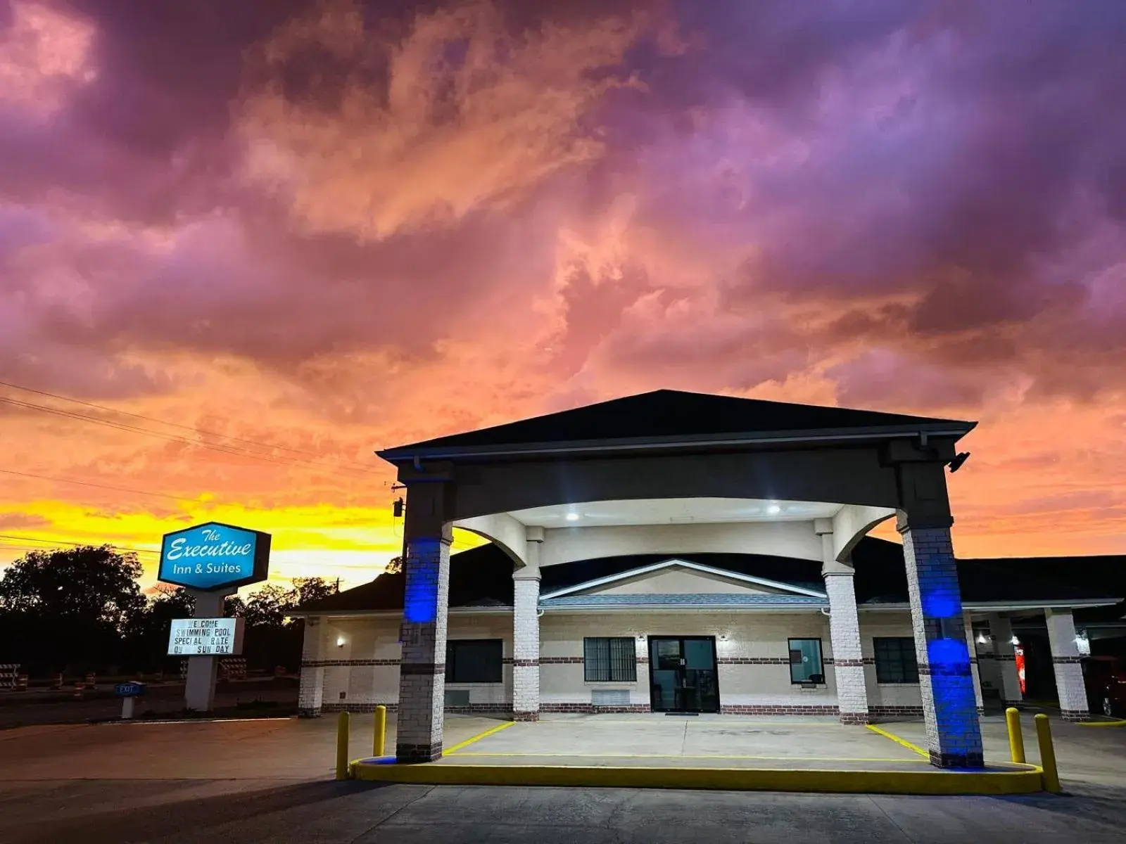 Property building in Executive Inn & Suites West Columbia Property building in Executive Inn & Suites West Columbia