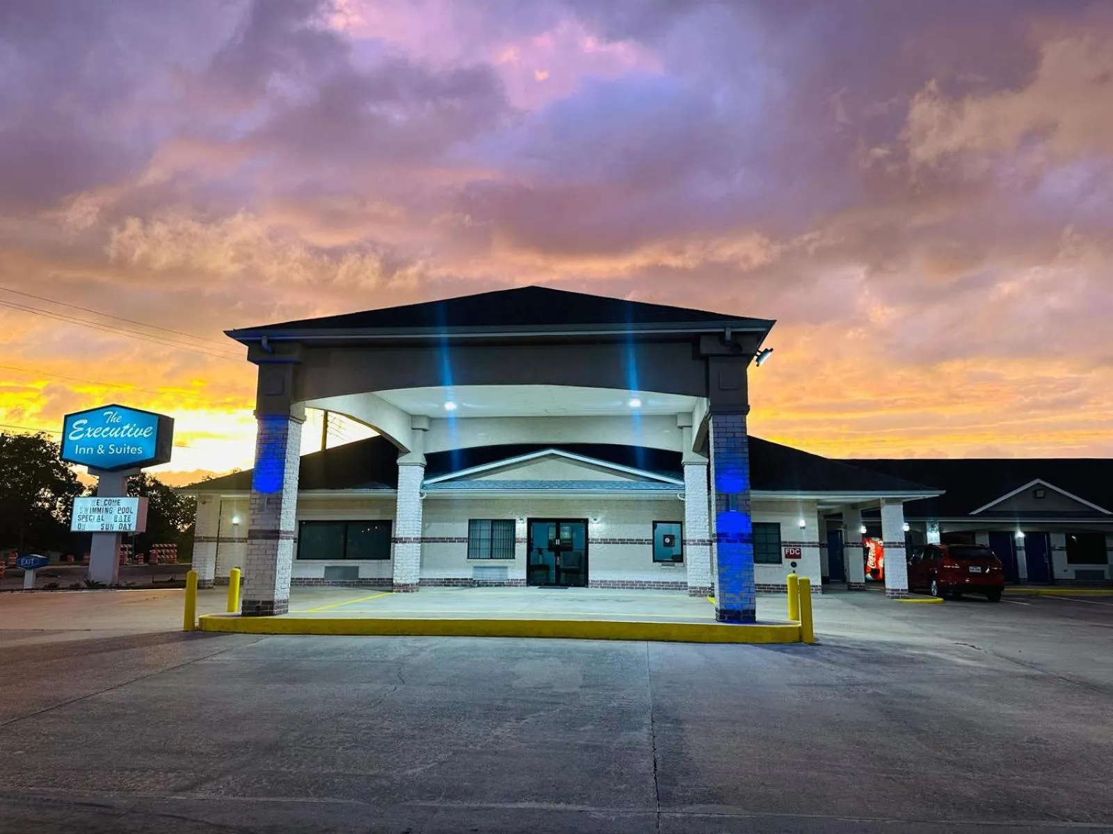 Property building in Executive Inn & Suites West Columbia