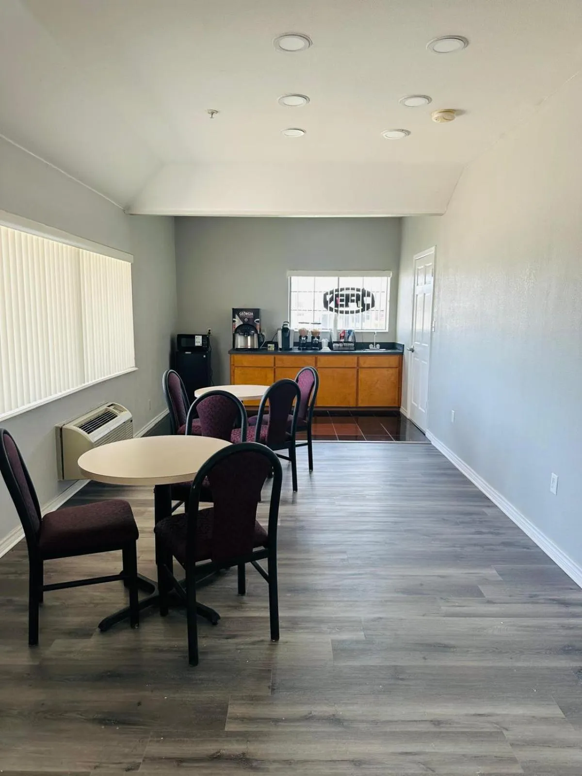 Breakfast in Executive Inn & Suites West Columbia