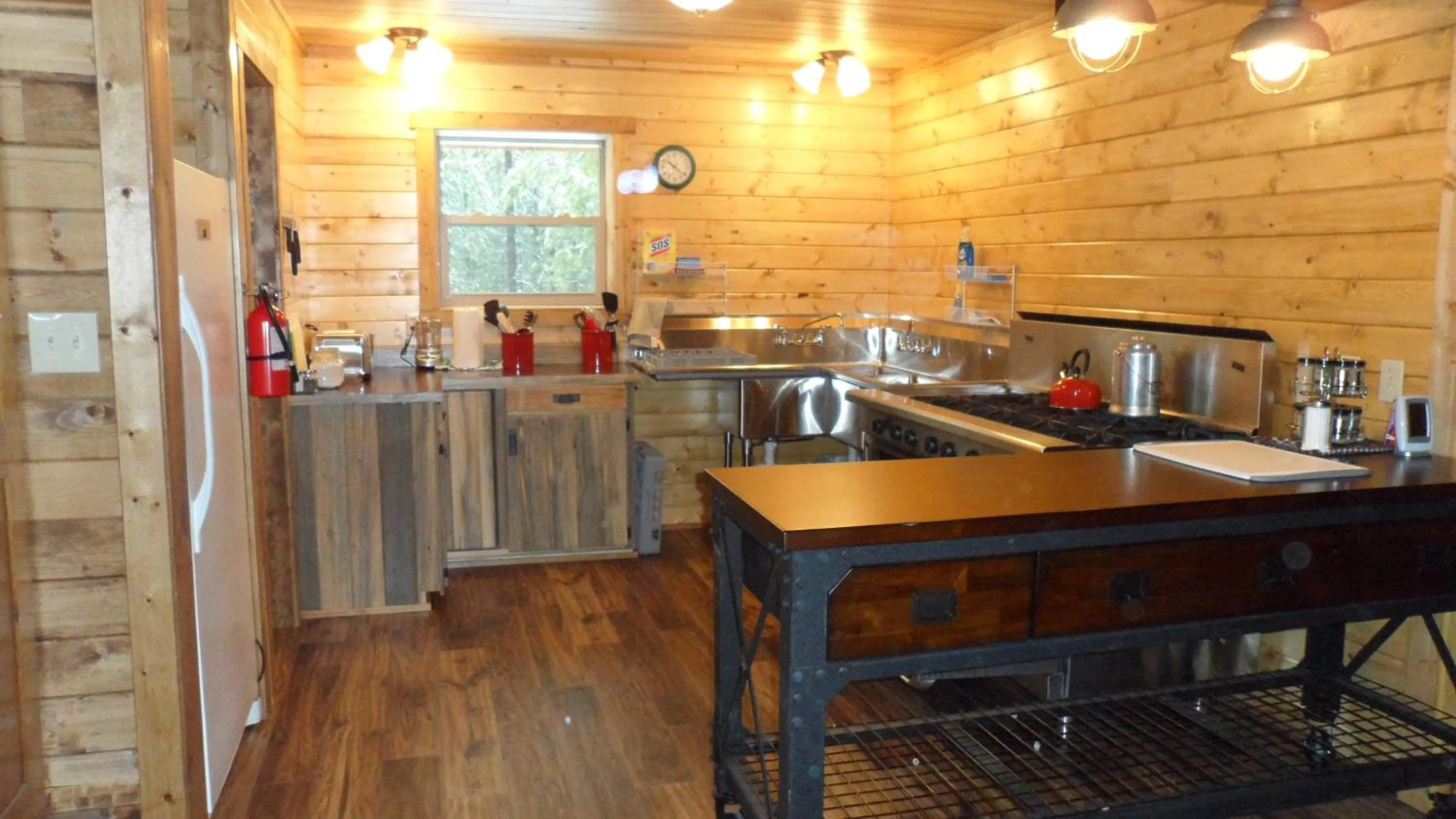 Kitchen or kitchenette in Sugar Loaf Lodge & Cabins