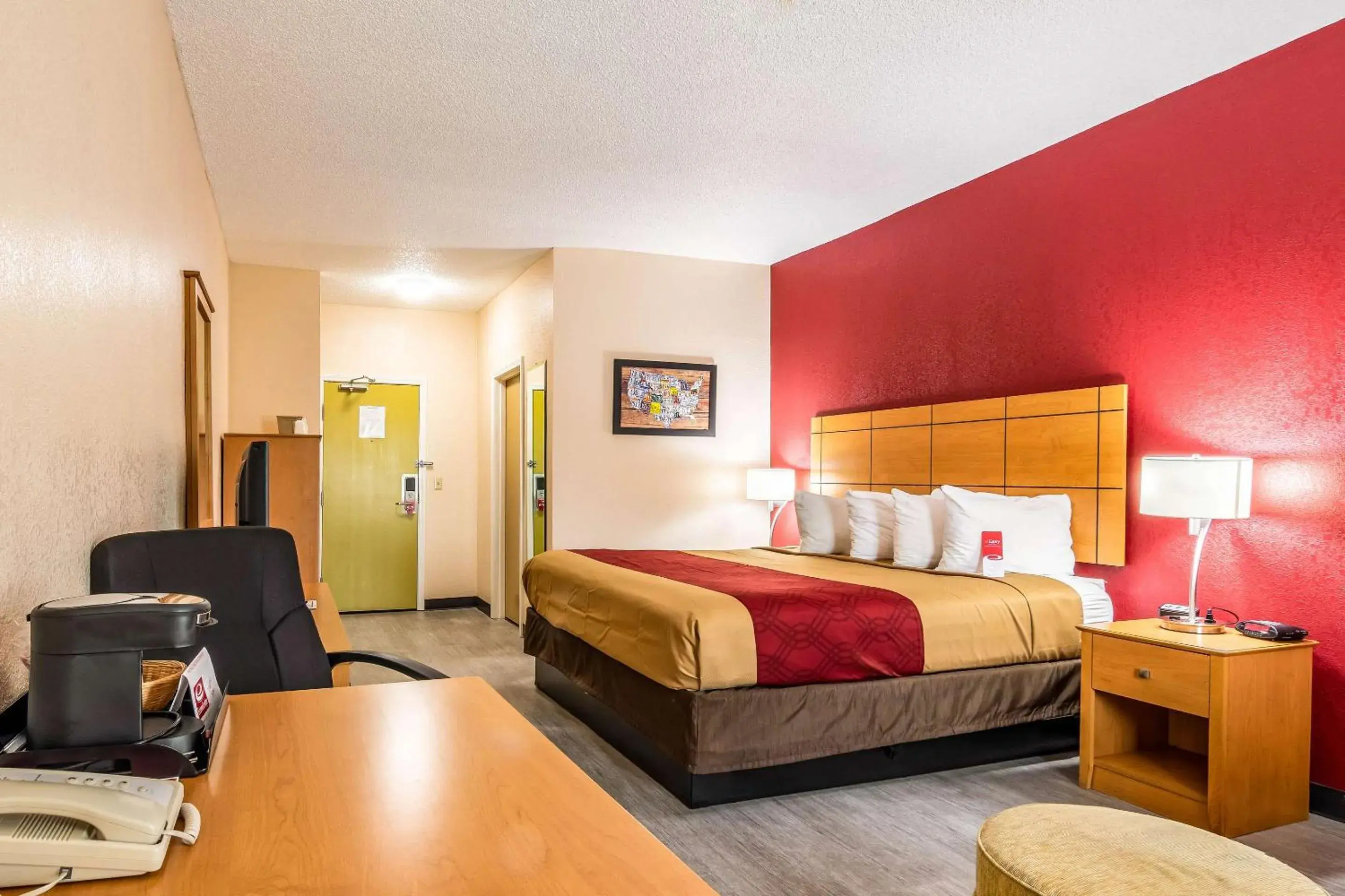 Standard King Room - Non-Smoking in Econo Lodge Topeka at Wanamaker Standard King Room - Non-Smoking in Econo Lodge Topeka at Wanamaker