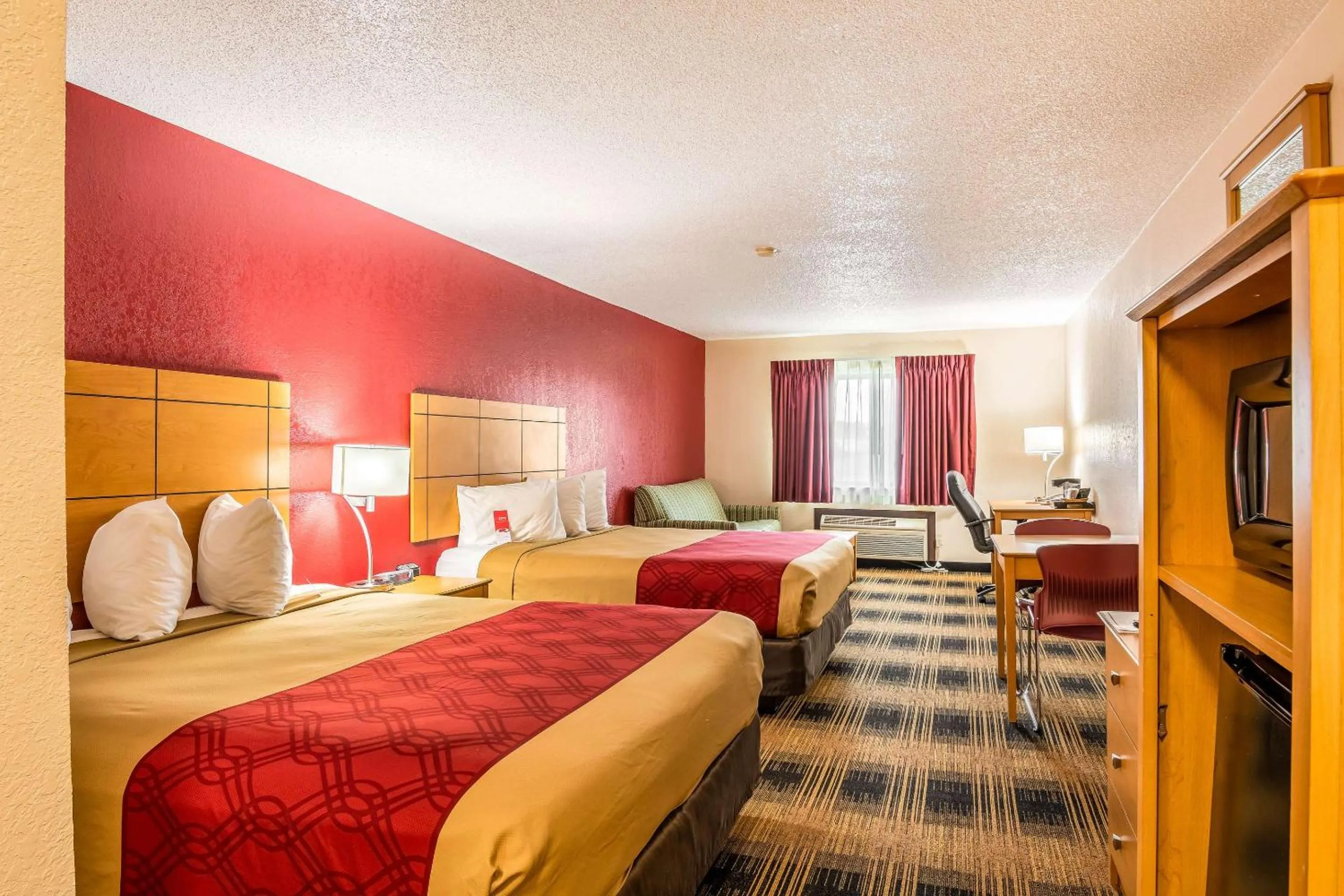 Bedroom, Bed in Econo Lodge Topeka at Wanamaker