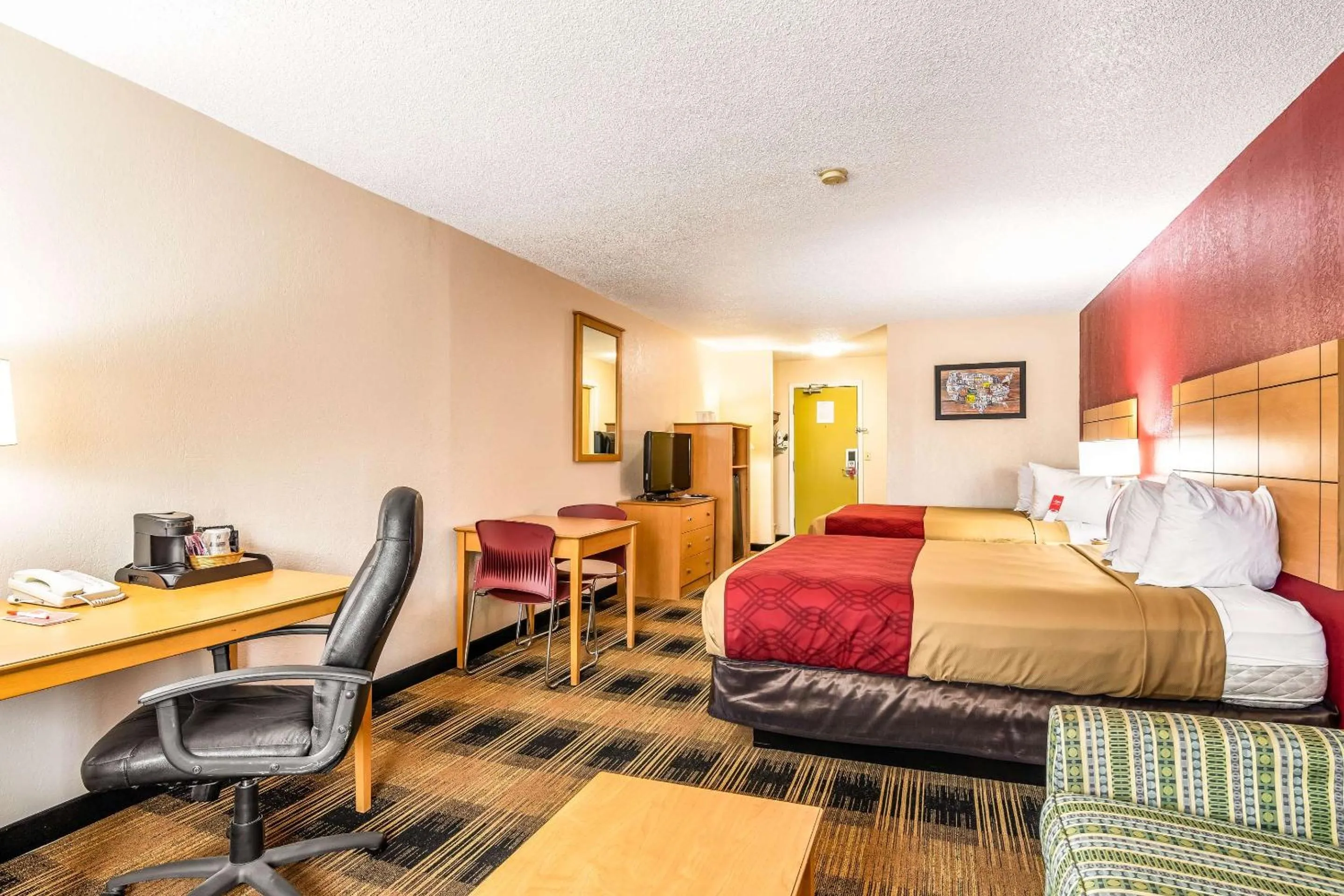 Bedroom, Bed in Econo Lodge Topeka at Wanamaker