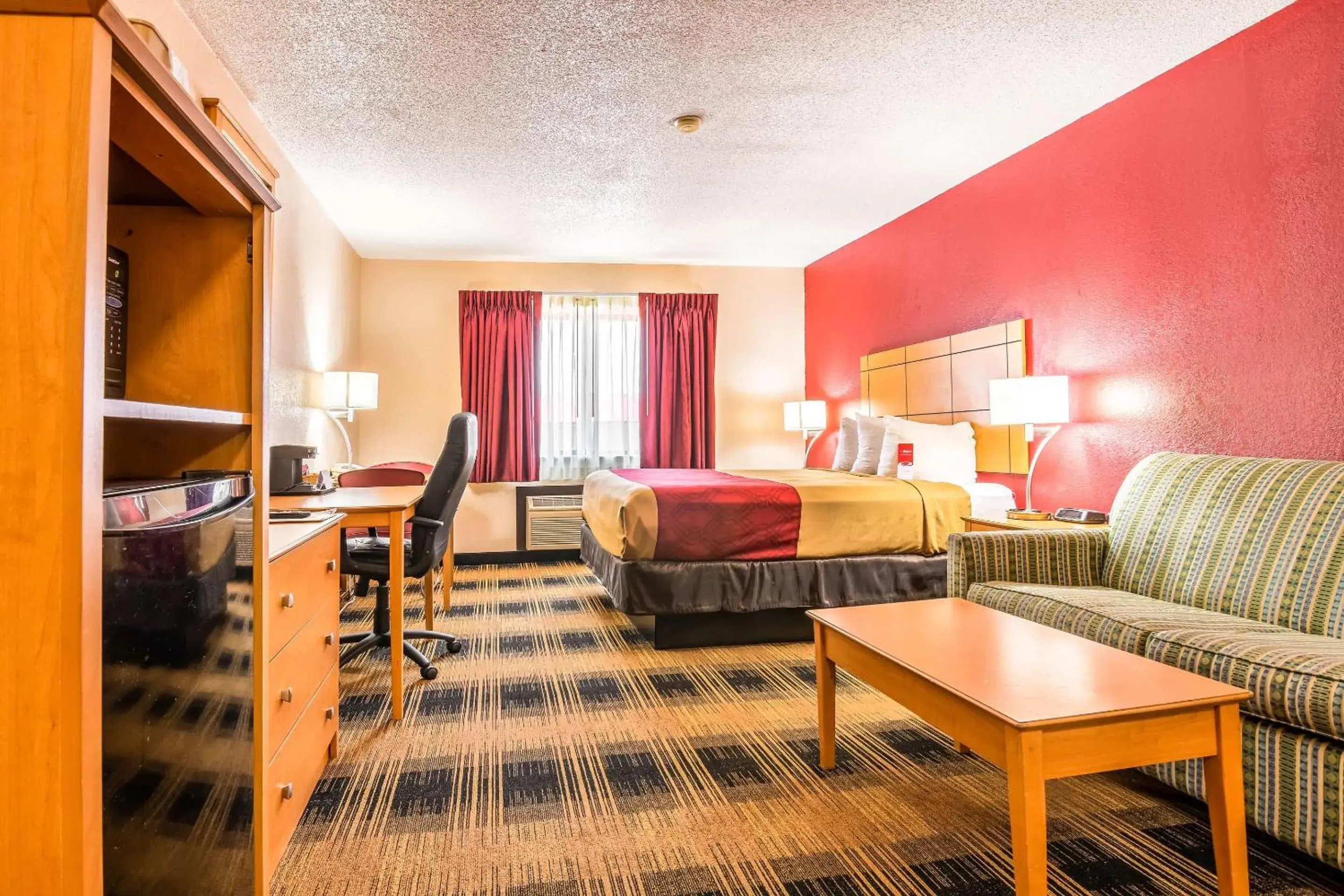 Queen Room - Non-Smoking in Econo Lodge Topeka at Wanamaker Queen Room - Non-Smoking in Econo Lodge Topeka at Wanamaker