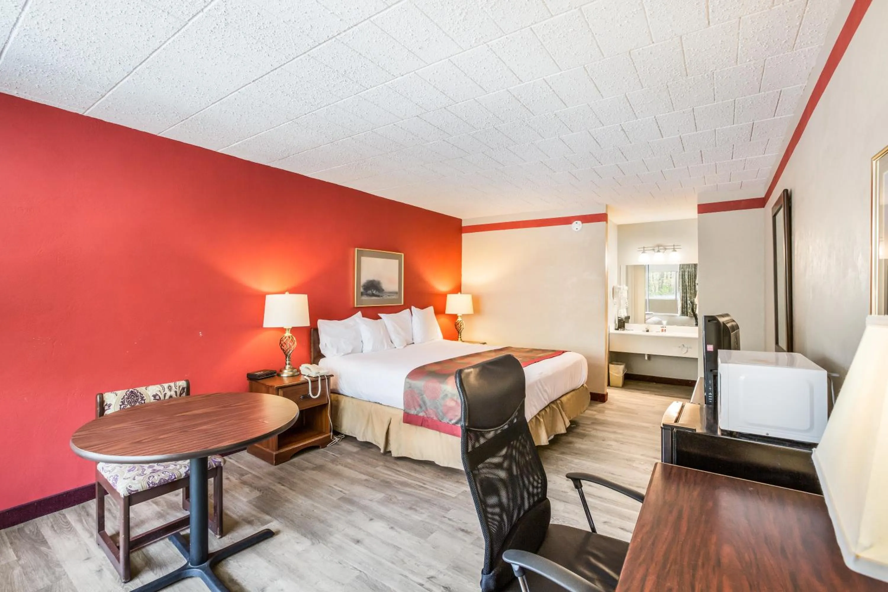 Photo of the whole room, Bed in Red Carpet Inn & Suites