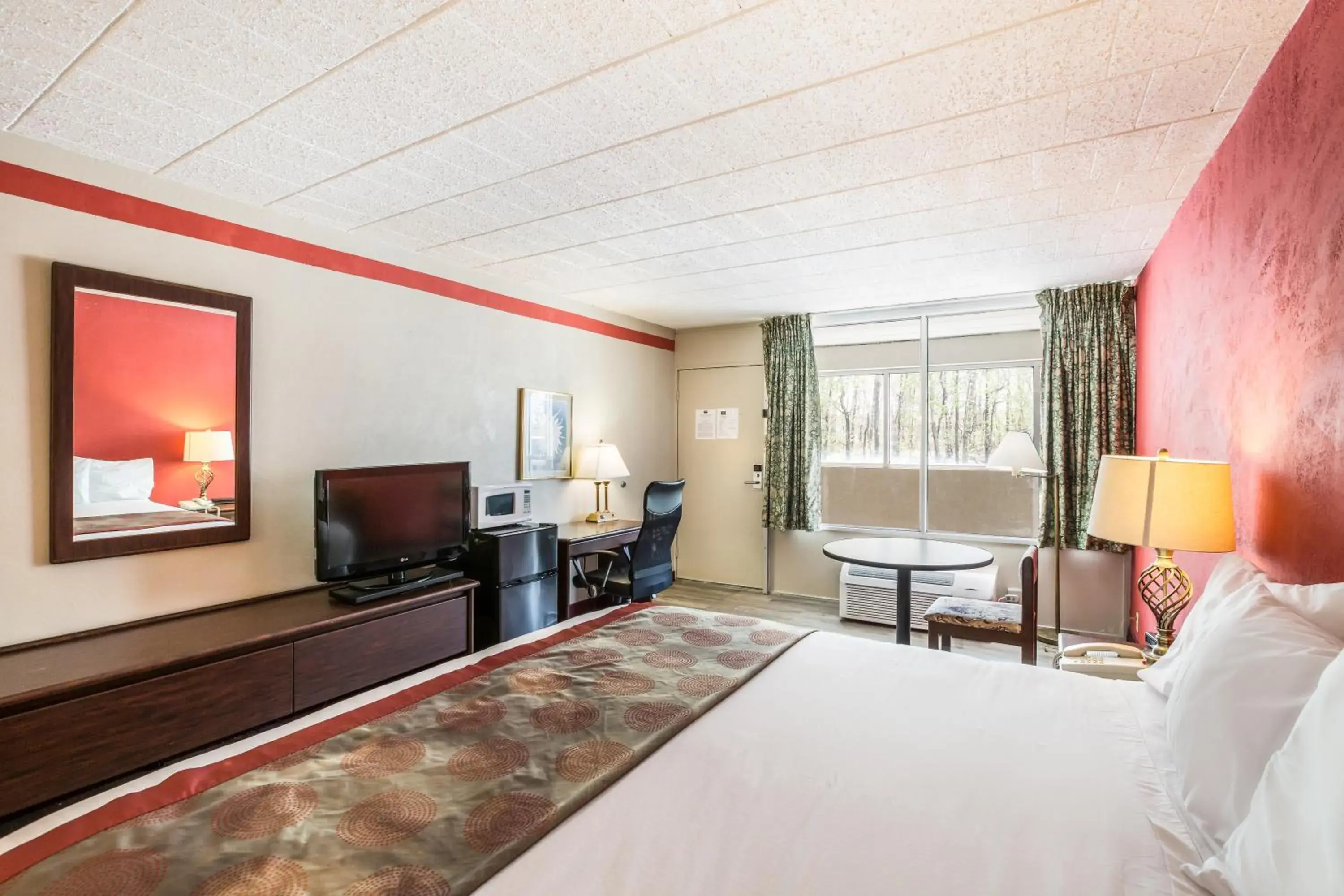 Photo of the whole room, Bed in Red Carpet Inn & Suites Photo of the whole room, Bed in Red Carpet Inn & Suites
