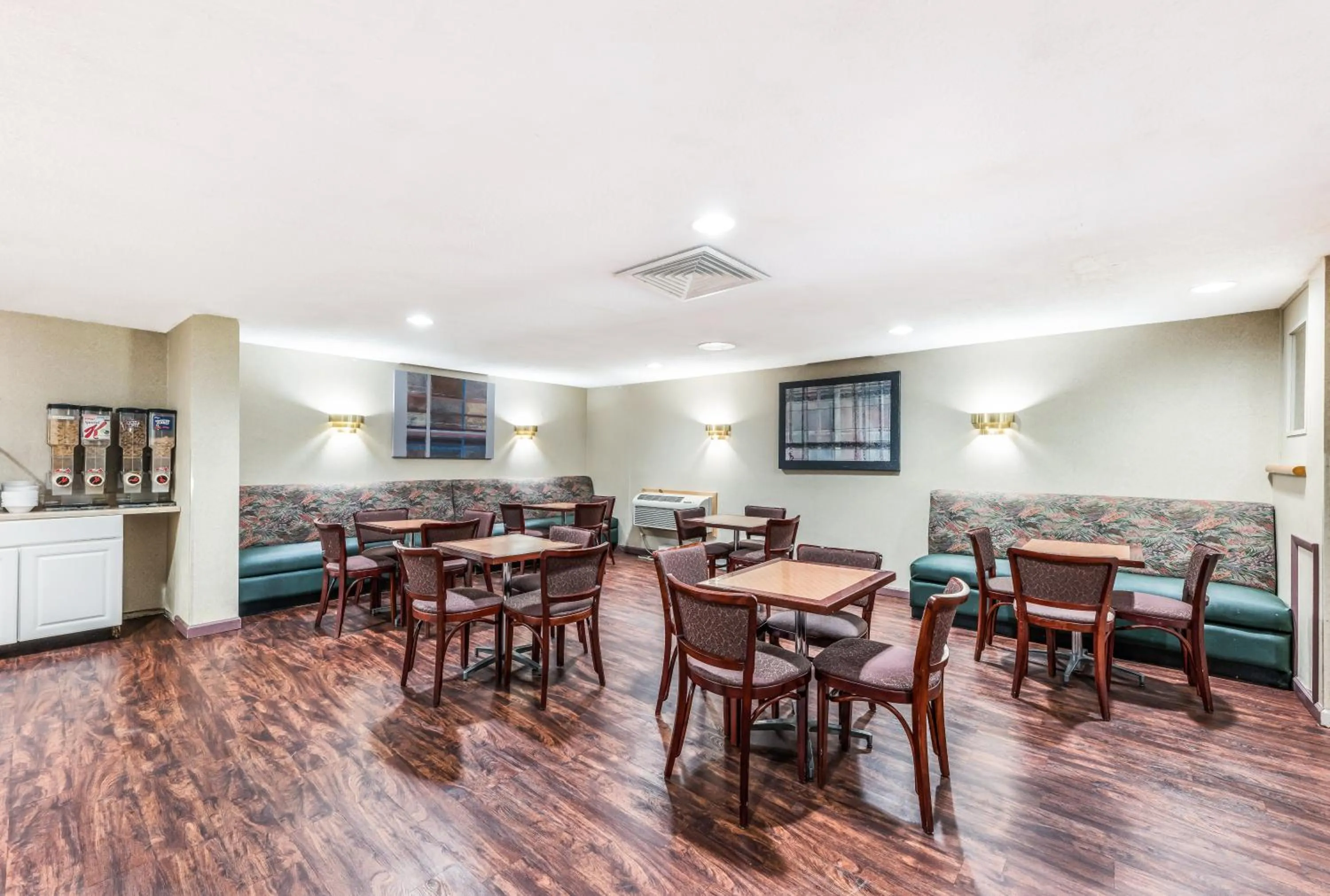 Continental breakfast in Red Carpet Inn & Suites