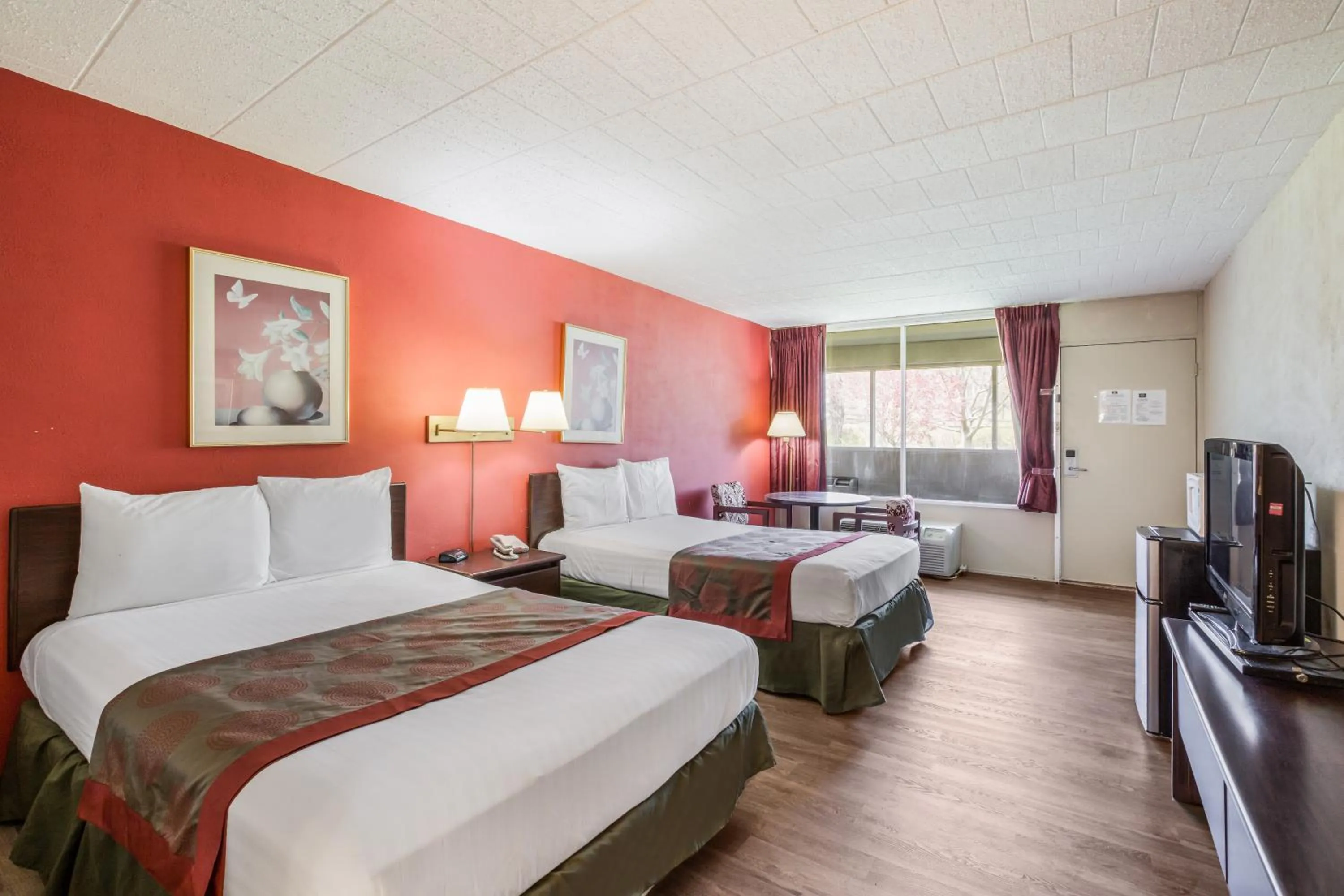 Photo of the whole room, Bed in Red Carpet Inn & Suites