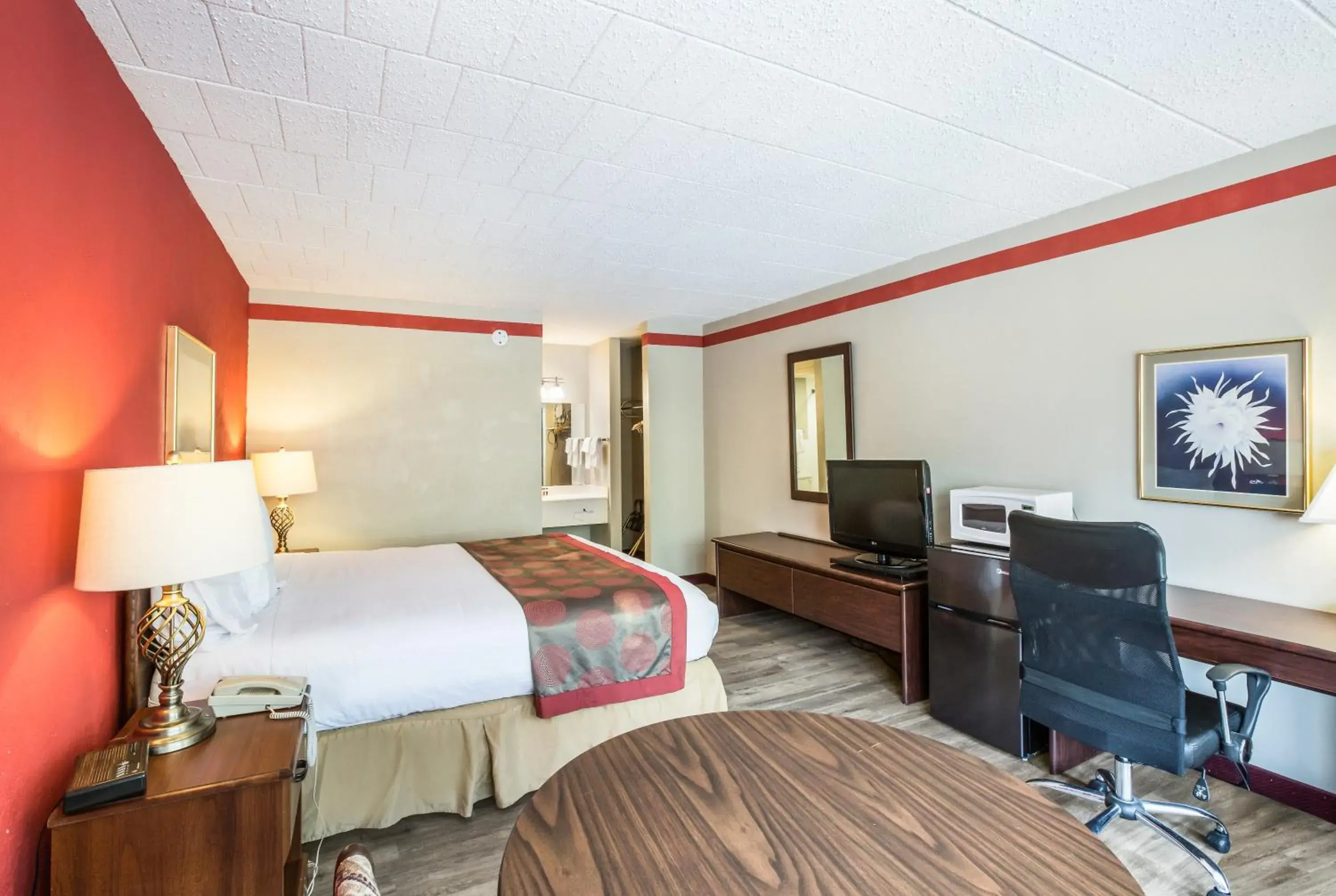 Photo of the whole room, Bed in Red Carpet Inn & Suites Photo of the whole room, Bed in Red Carpet Inn & Suites