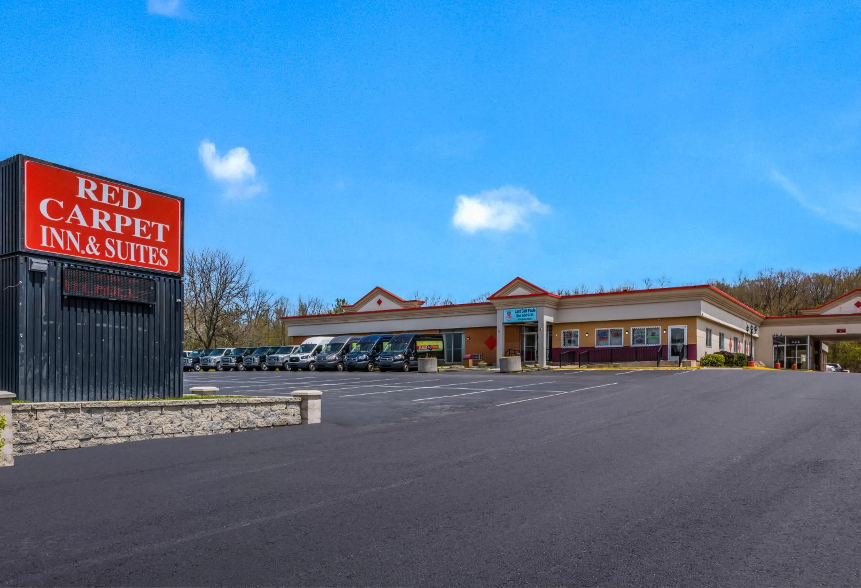 Facade/entrance in Red Carpet Inn & Suites