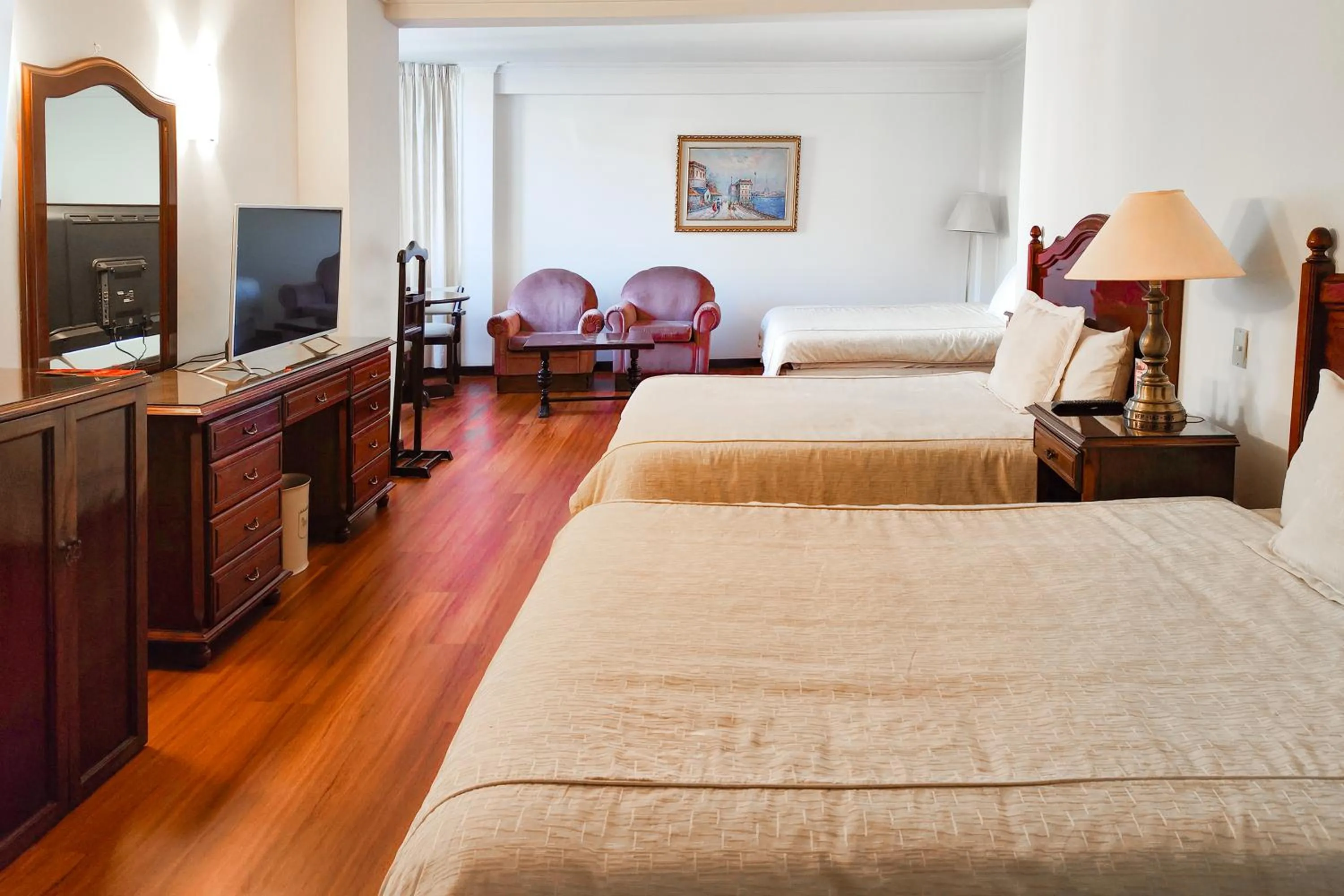 Photo of the whole room, Bed in El Rey Palace Hotel