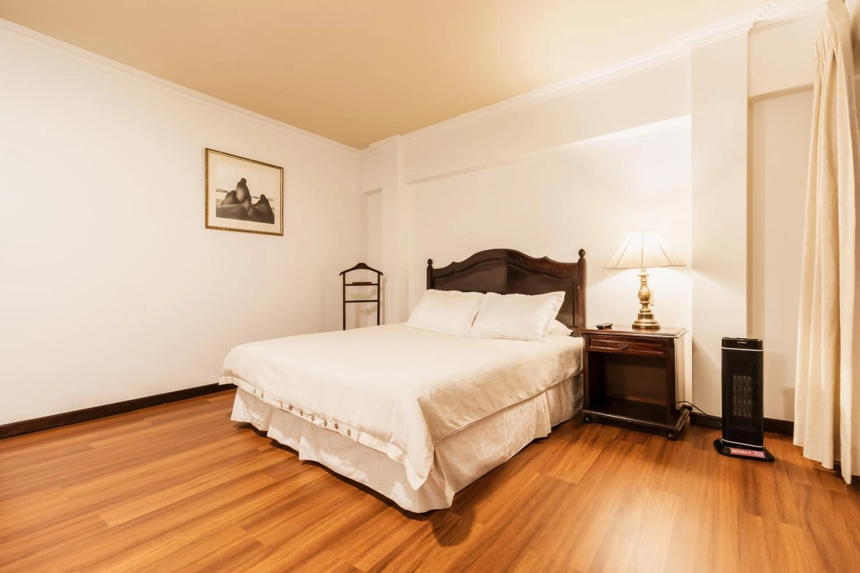 Bedroom, Bed in El Rey Palace Hotel